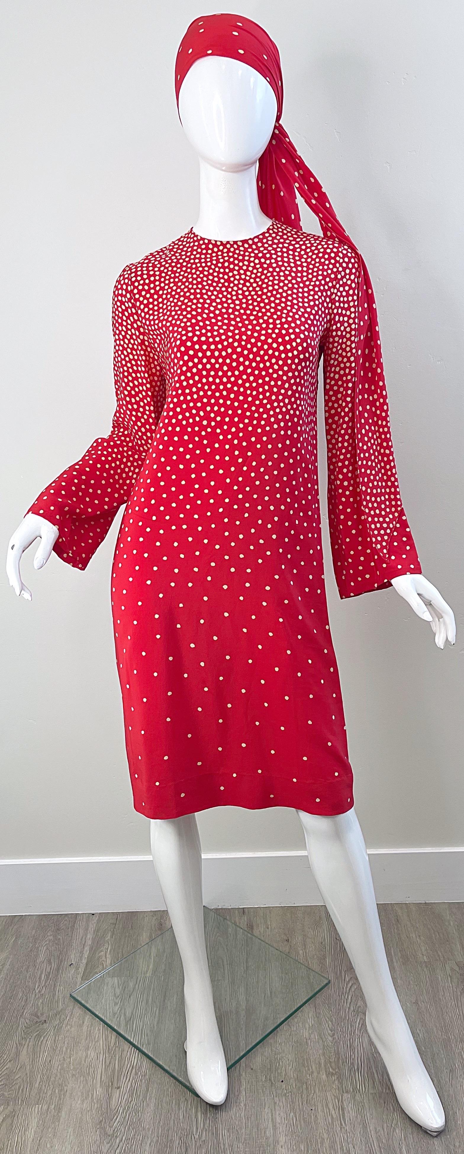 1970er Halston Rot + Elfenbein Weiß Seide Lange Glocke Ärmel Vintage 70s Kleid + Schärpe im Angebot 9