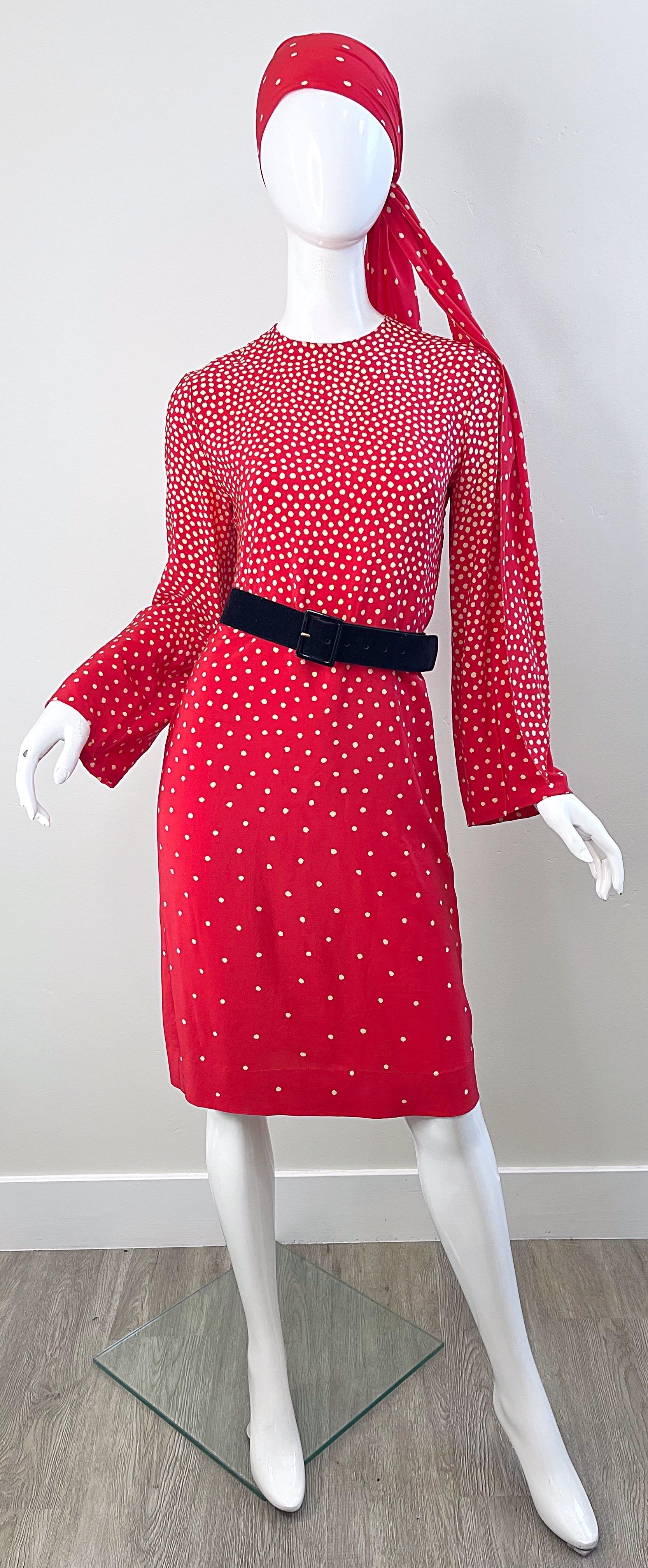 1970er Halston Rot + Elfenbein Weiß Seide Lange Glocke Ärmel Vintage 70s Kleid + Schärpe im Angebot 10