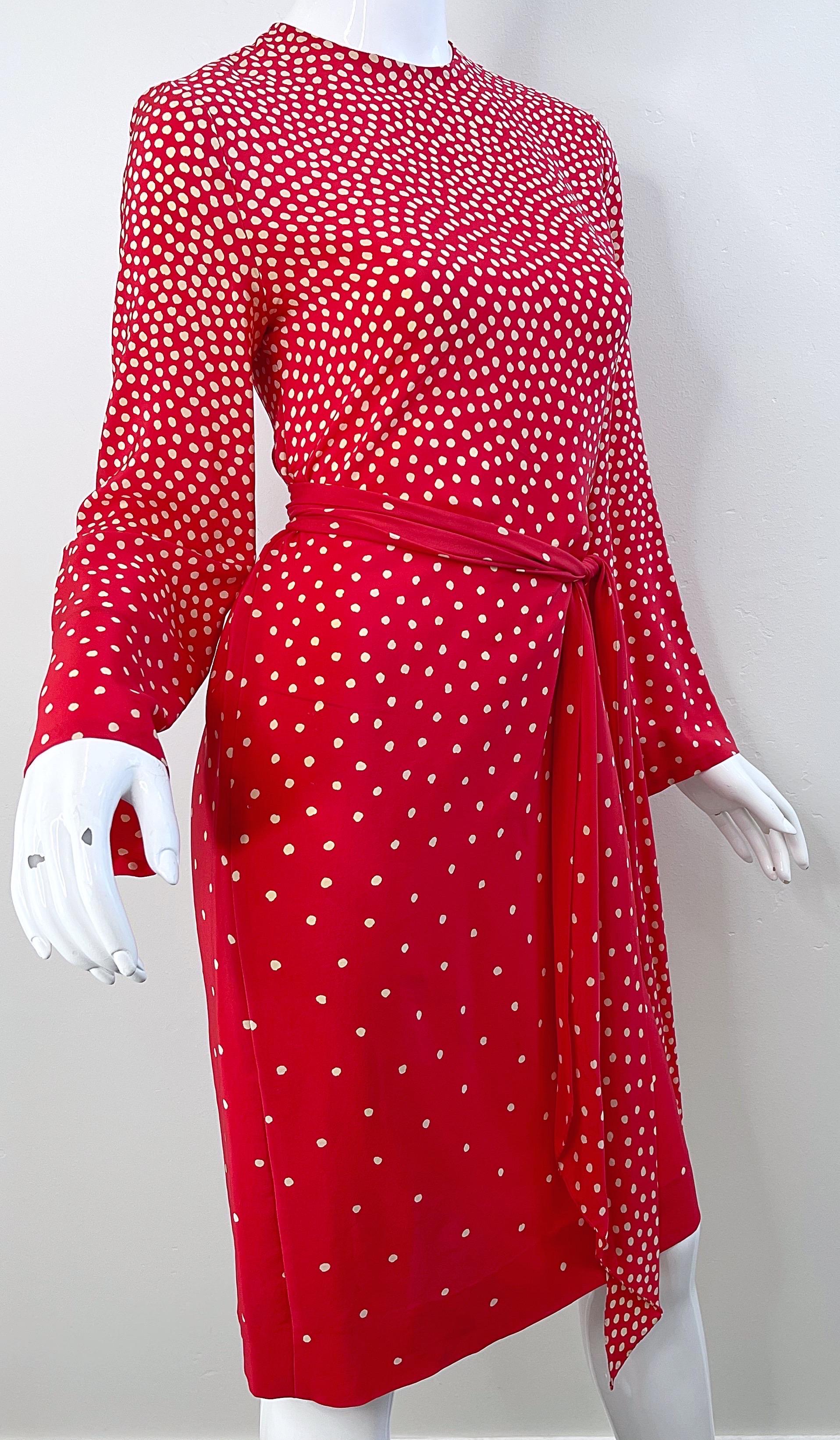 1970er Halston Rot + Elfenbein Weiß Seide Lange Glocke Ärmel Vintage 70s Kleid + Schärpe im Angebot 12