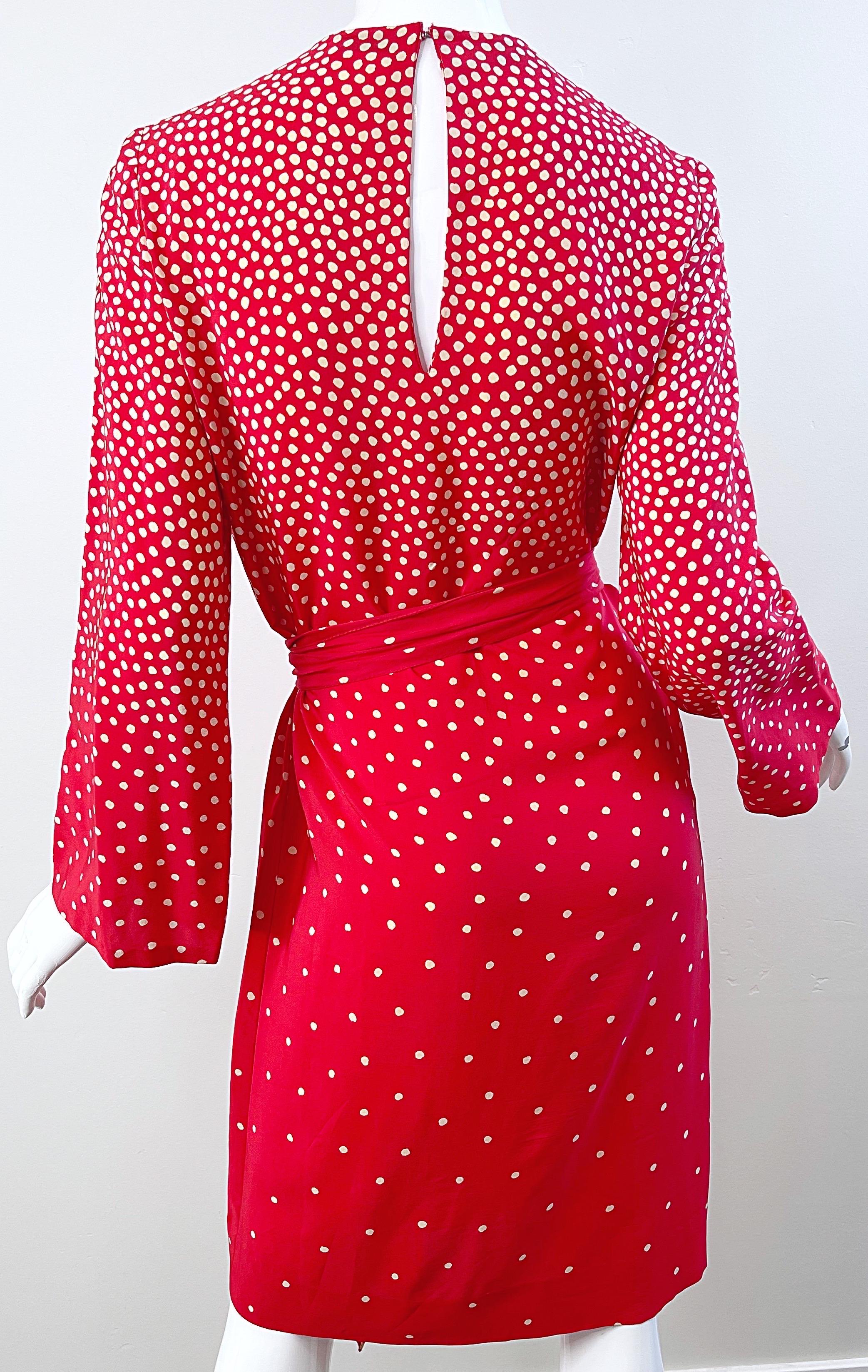 1970er Halston Rot + Elfenbein Weiß Seide Lange Glocke Ärmel Vintage 70s Kleid + Schärpe im Angebot 13