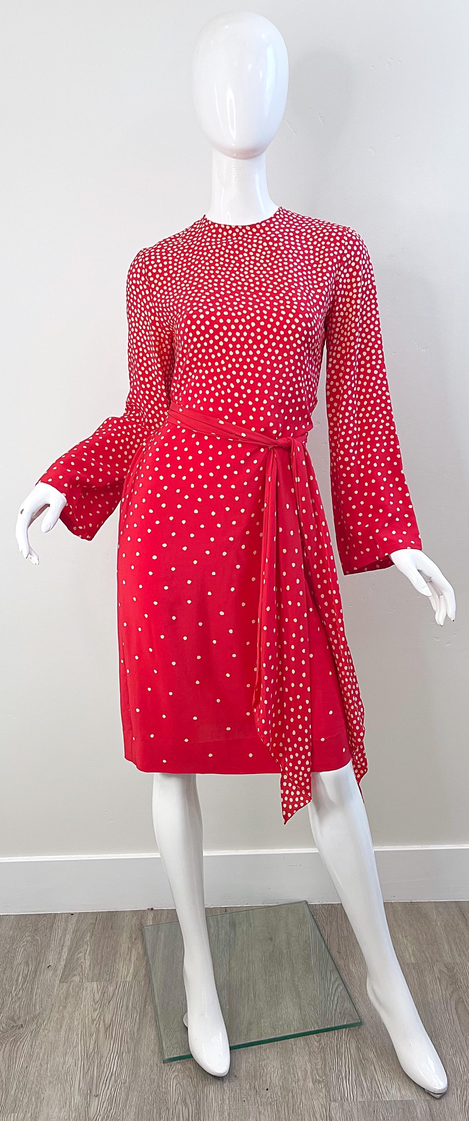 1970er Halston Rot + Elfenbein Weiß Seide Lange Glocke Ärmel Vintage 70s Kleid + Schärpe im Angebot 14
