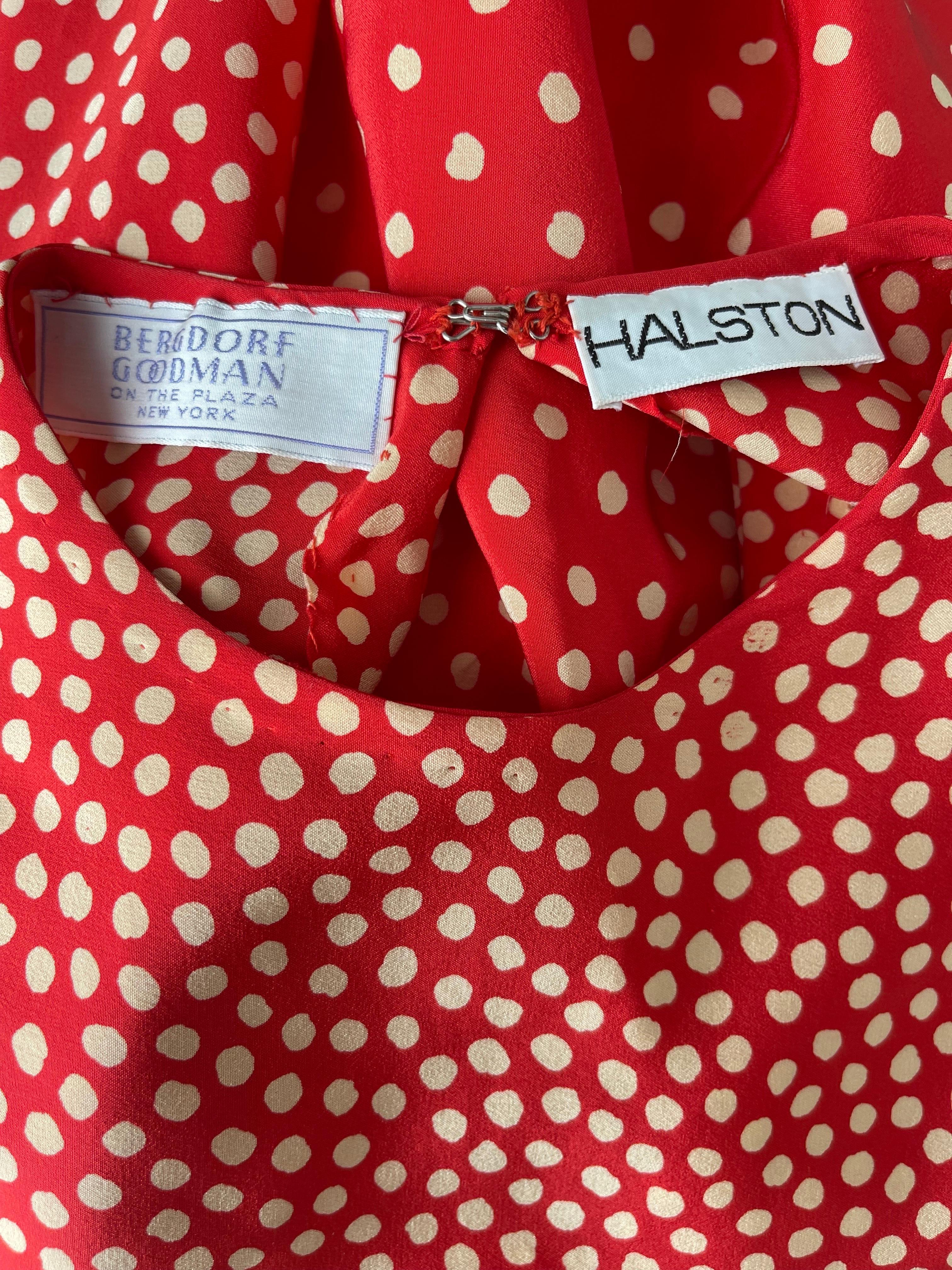 Schöne späten 70er HALSTON für BERGDORF GOODMAN Lippenstift rot und off-white abstrakte Seide Kleid und Schärpe ! Wird einfach über den Kopf gezogen und mit einem Haken- und Ösenverschluss in der hinteren Nackenmitte geschlossen. Die mitgelieferte