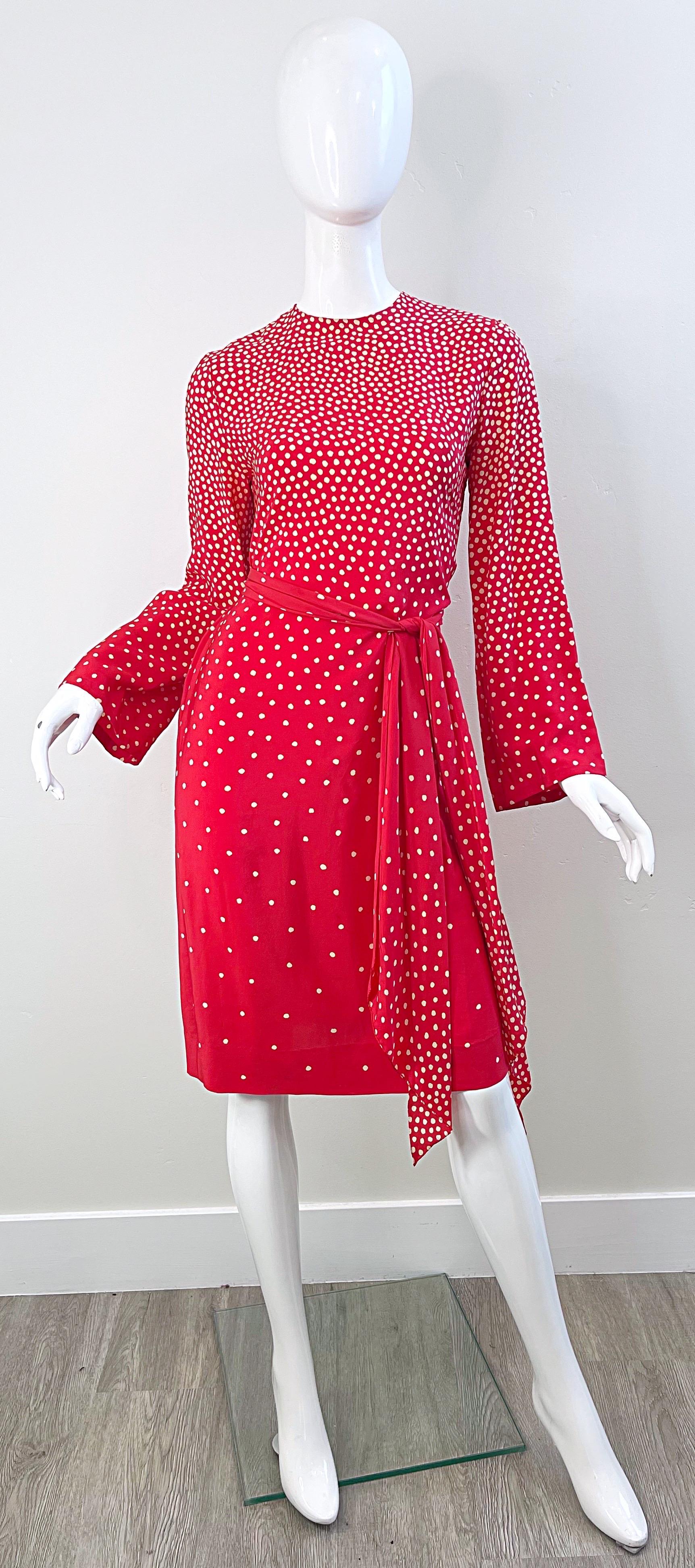 1970er Halston Rot + Elfenbein Weiß Seide Lange Glocke Ärmel Vintage 70s Kleid + Schärpe im Zustand „Hervorragend“ im Angebot in San Diego, CA