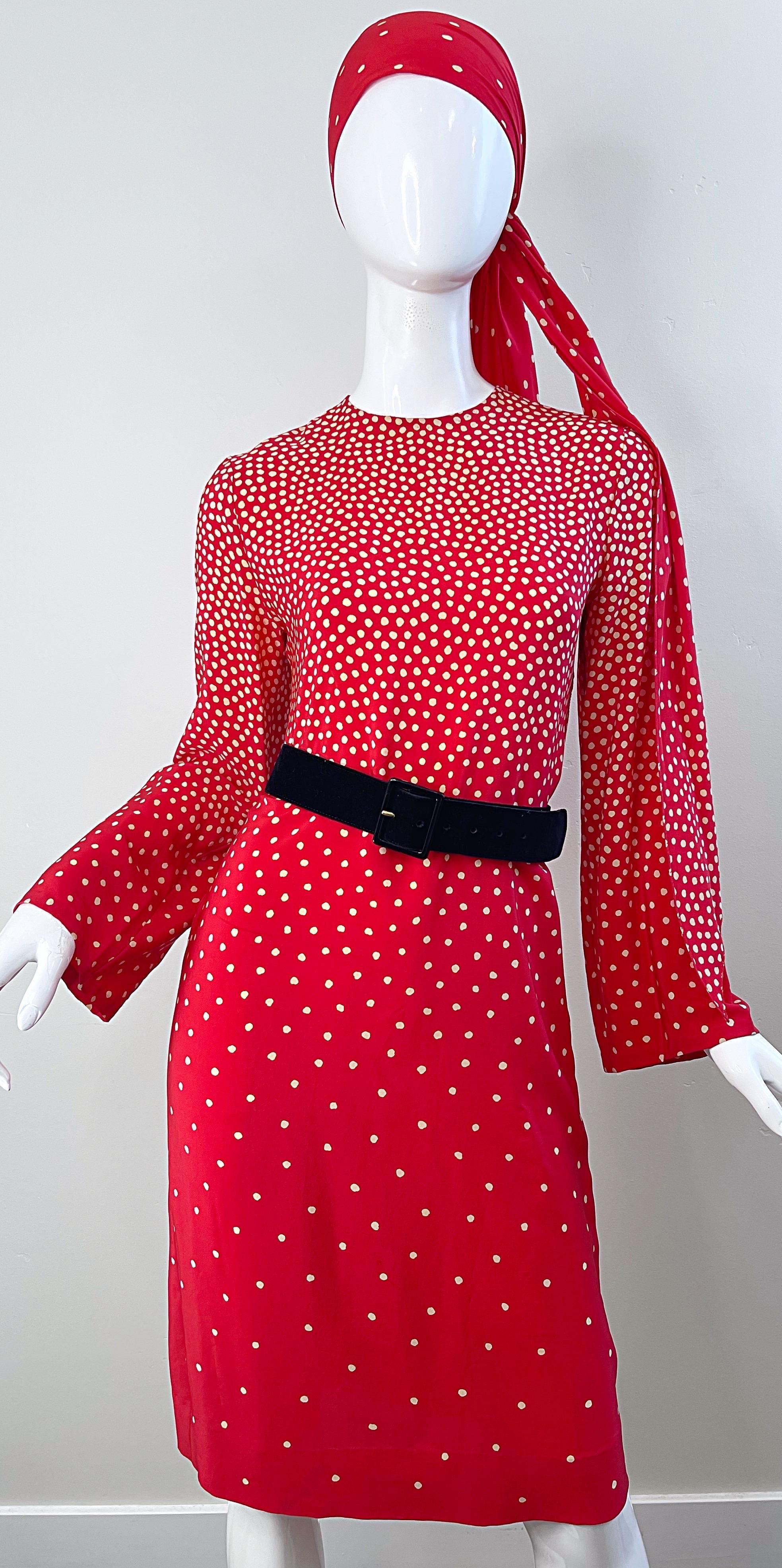 1970er Halston Rot + Elfenbein Weiß Seide Lange Glocke Ärmel Vintage 70s Kleid + Schärpe Damen im Angebot