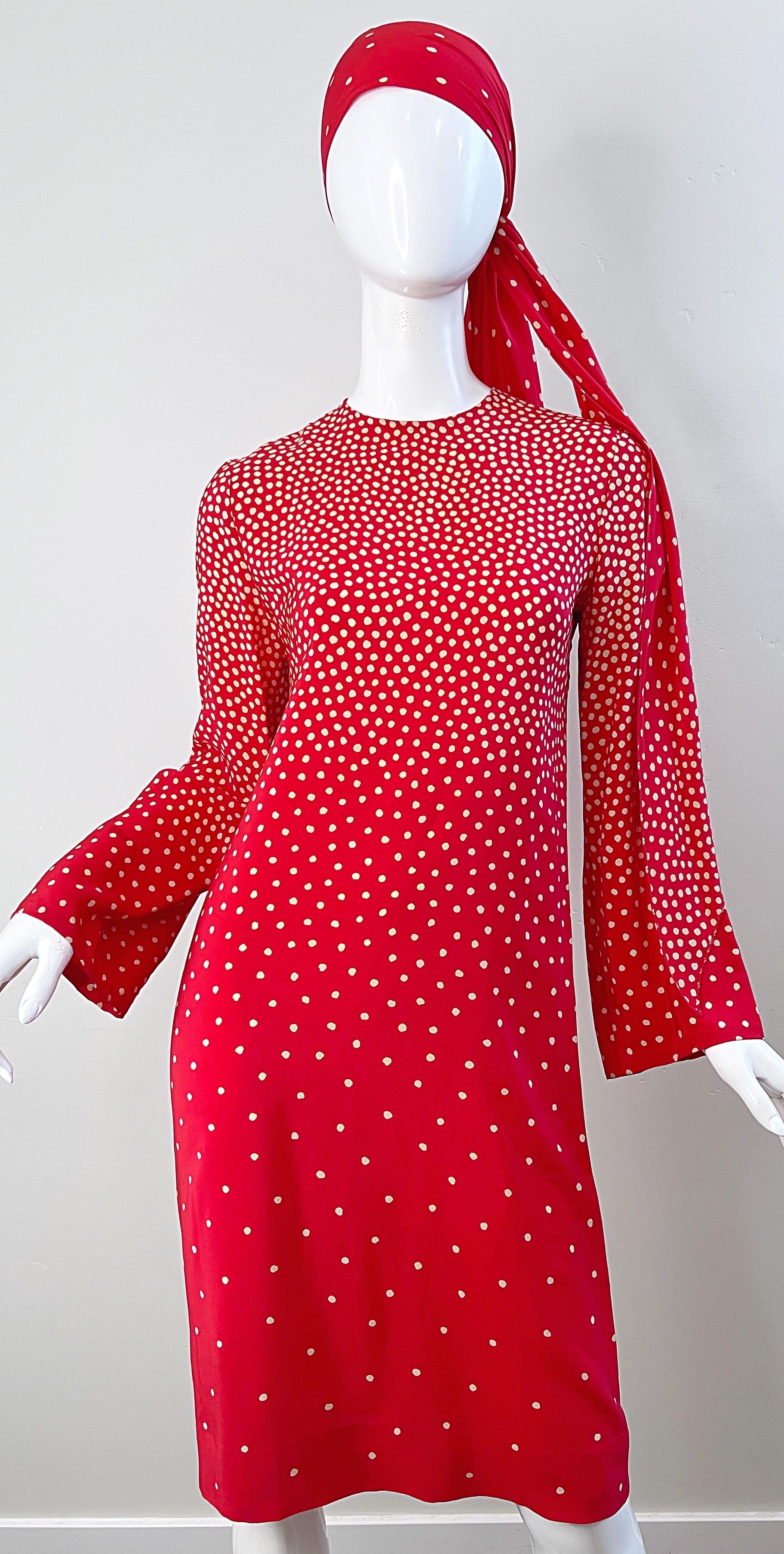1970er Halston Rot + Elfenbein Weiß Seide Lange Glocke Ärmel Vintage 70s Kleid + Schärpe im Angebot 1