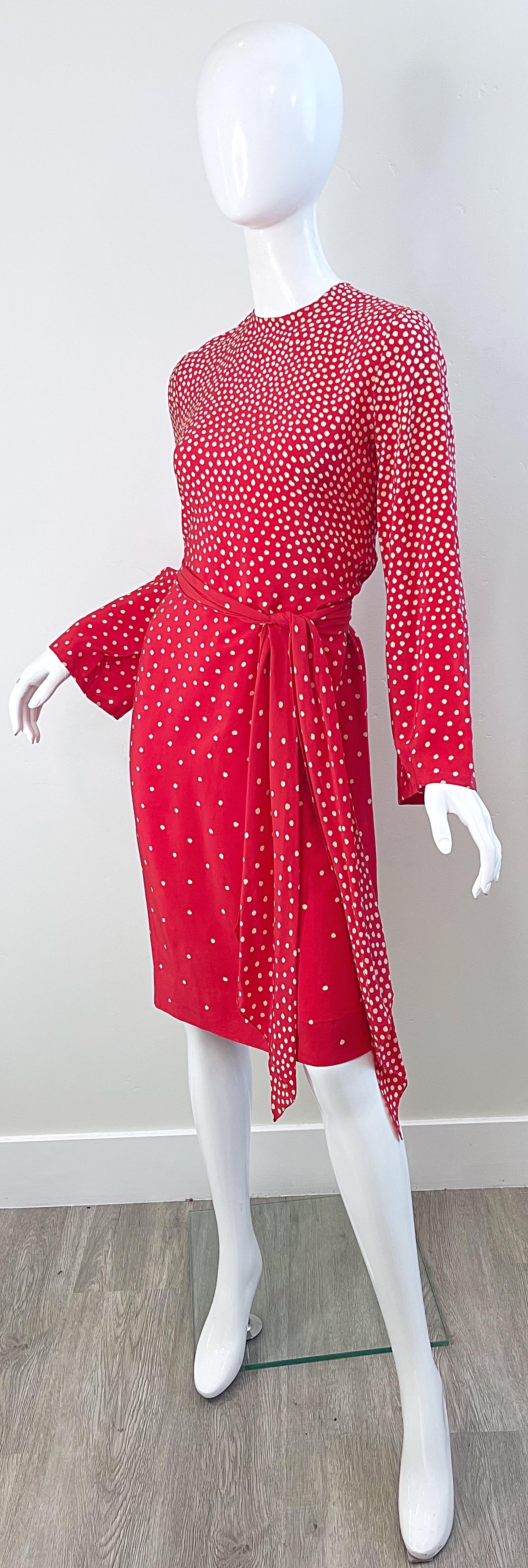 1970er Halston Rot + Elfenbein Weiß Seide Lange Glocke Ärmel Vintage 70s Kleid + Schärpe im Angebot 2