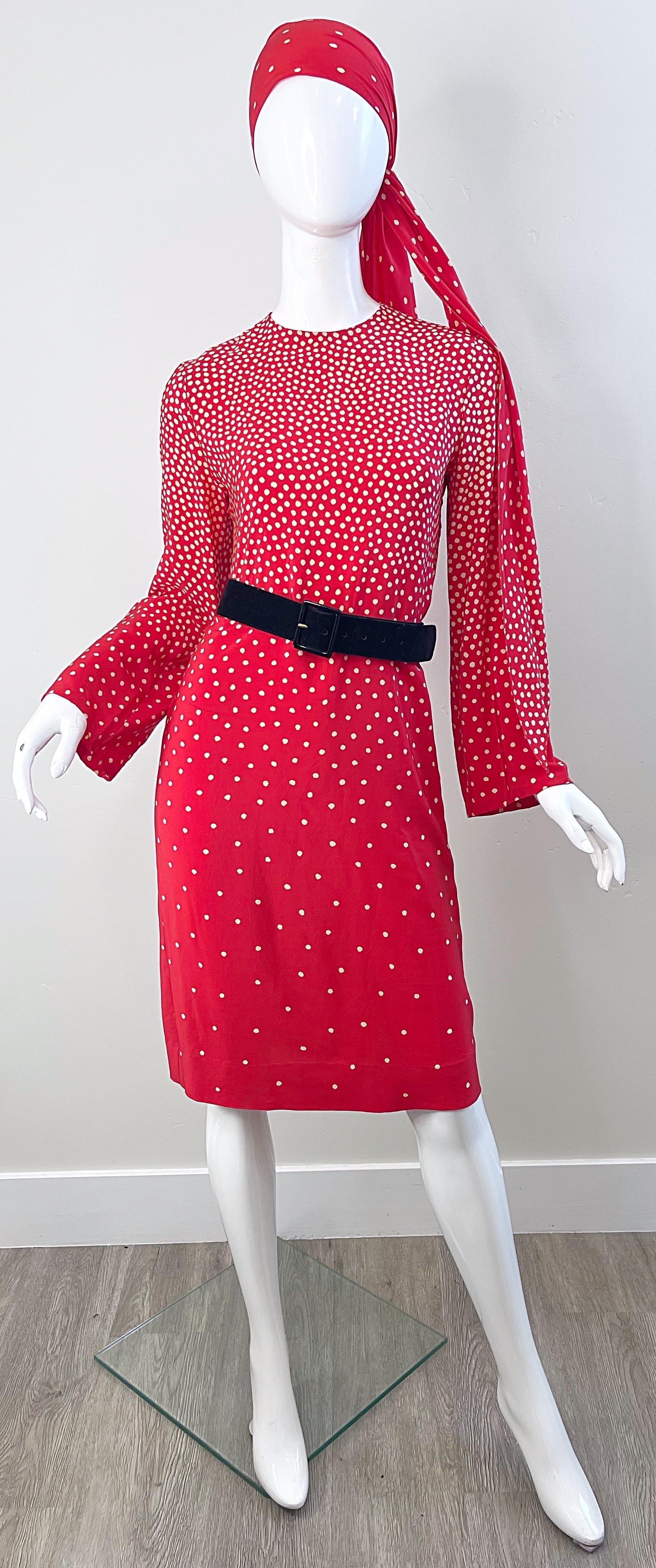 1970er Halston Rot + Elfenbein Weiß Seide Lange Glocke Ärmel Vintage 70s Kleid + Schärpe im Angebot 3