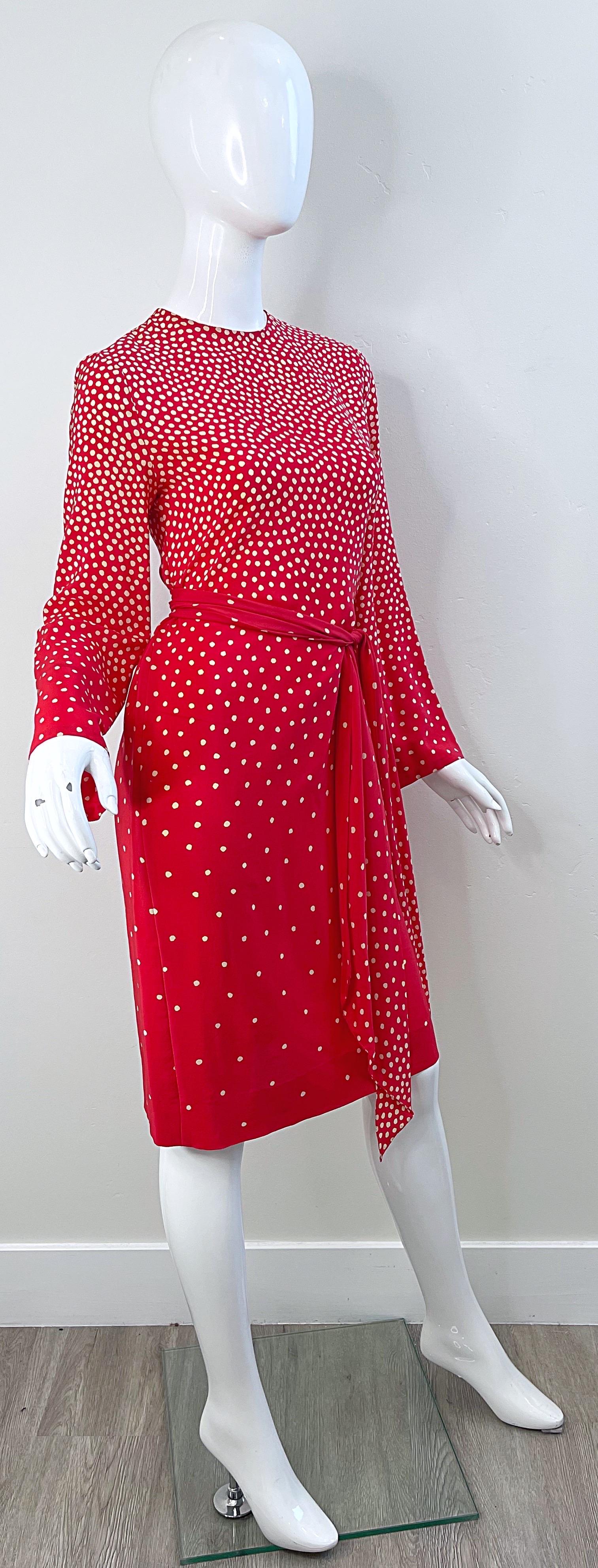 1970er Halston Rot + Elfenbein Weiß Seide Lange Glocke Ärmel Vintage 70s Kleid + Schärpe im Angebot 5