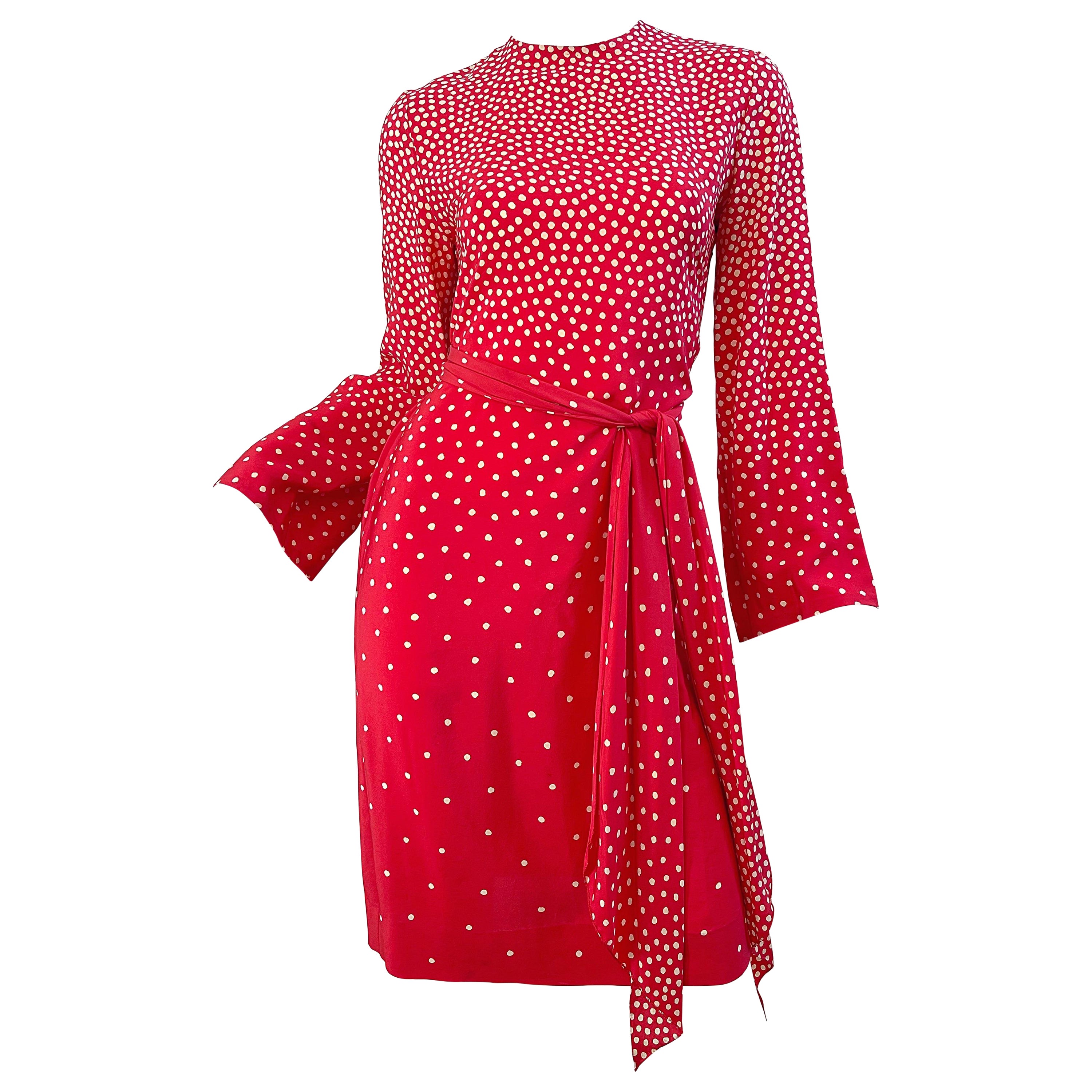 1970er Halston Rot + Elfenbein Weiß Seide Lange Glocke Ärmel Vintage 70s Kleid + Schärpe im Angebot