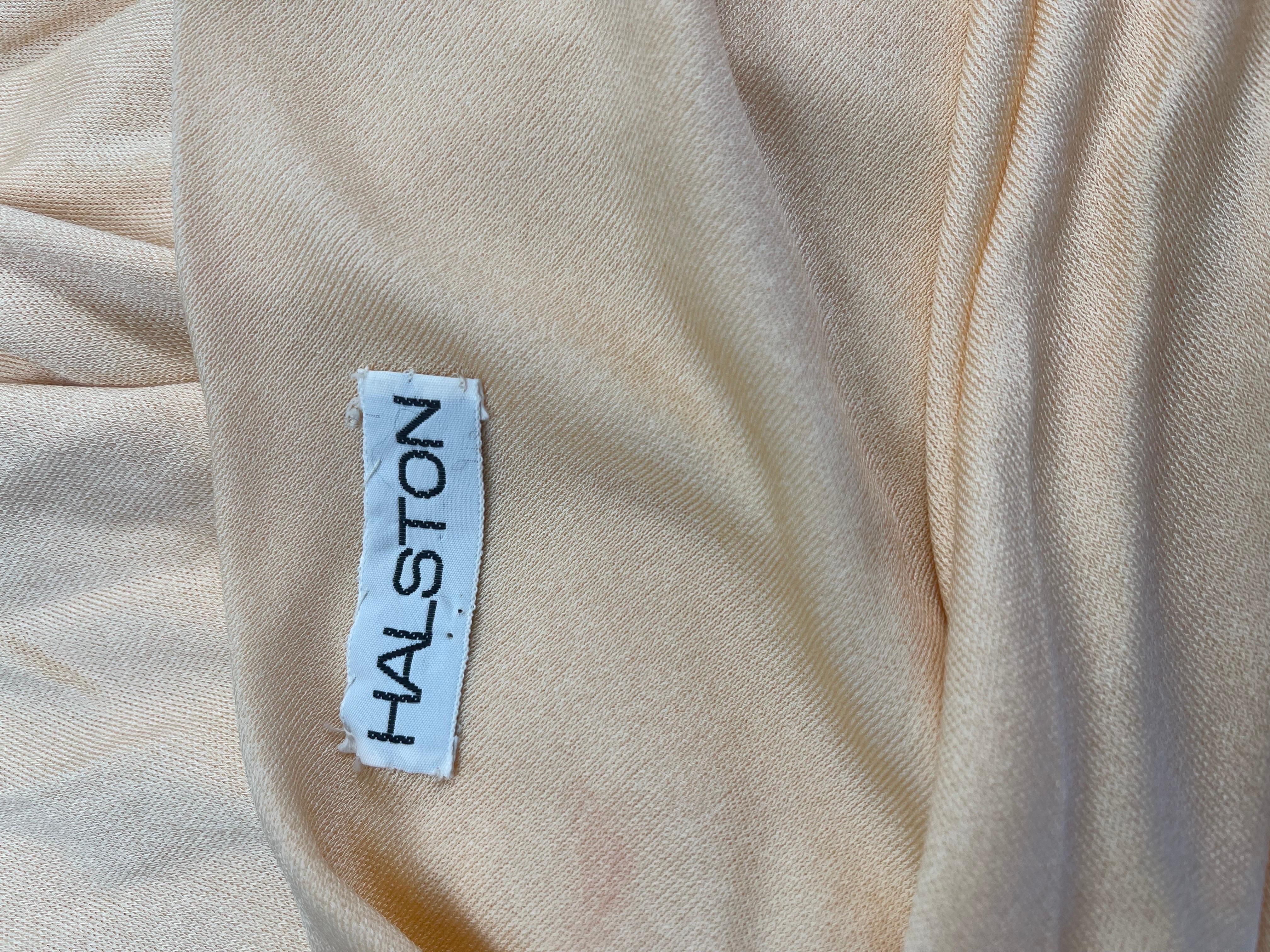 Schönes 1970er HALSTON schräg geschnittenes Kleid aus Seidenjersey! Die perfekte champagnerfarbene / buttercremefarbene / weiche gelbe Farbe ist ideal für jede Jahreszeit. Sie lässt sich einfach über den Kopf schieben und lässt sich biegen, um in