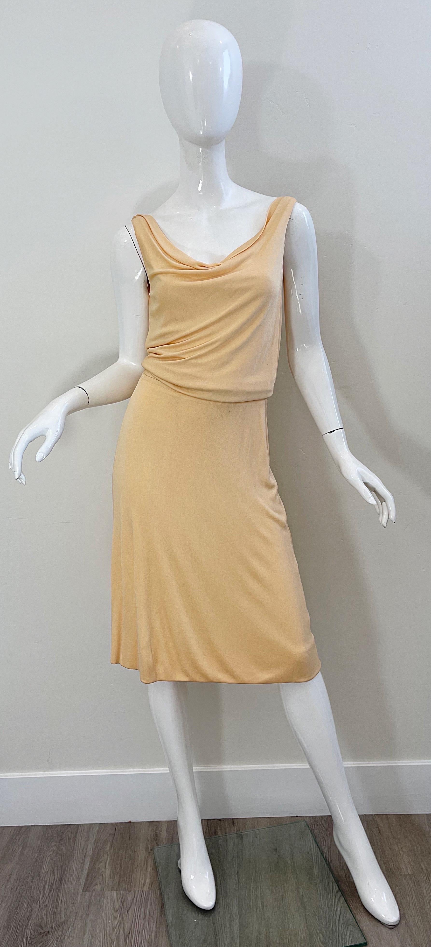 1970er Halston Champagnerfarbenes ärmelloses Vintage 70er Jahre Kleid aus Seidenjersey (Beige) im Angebot