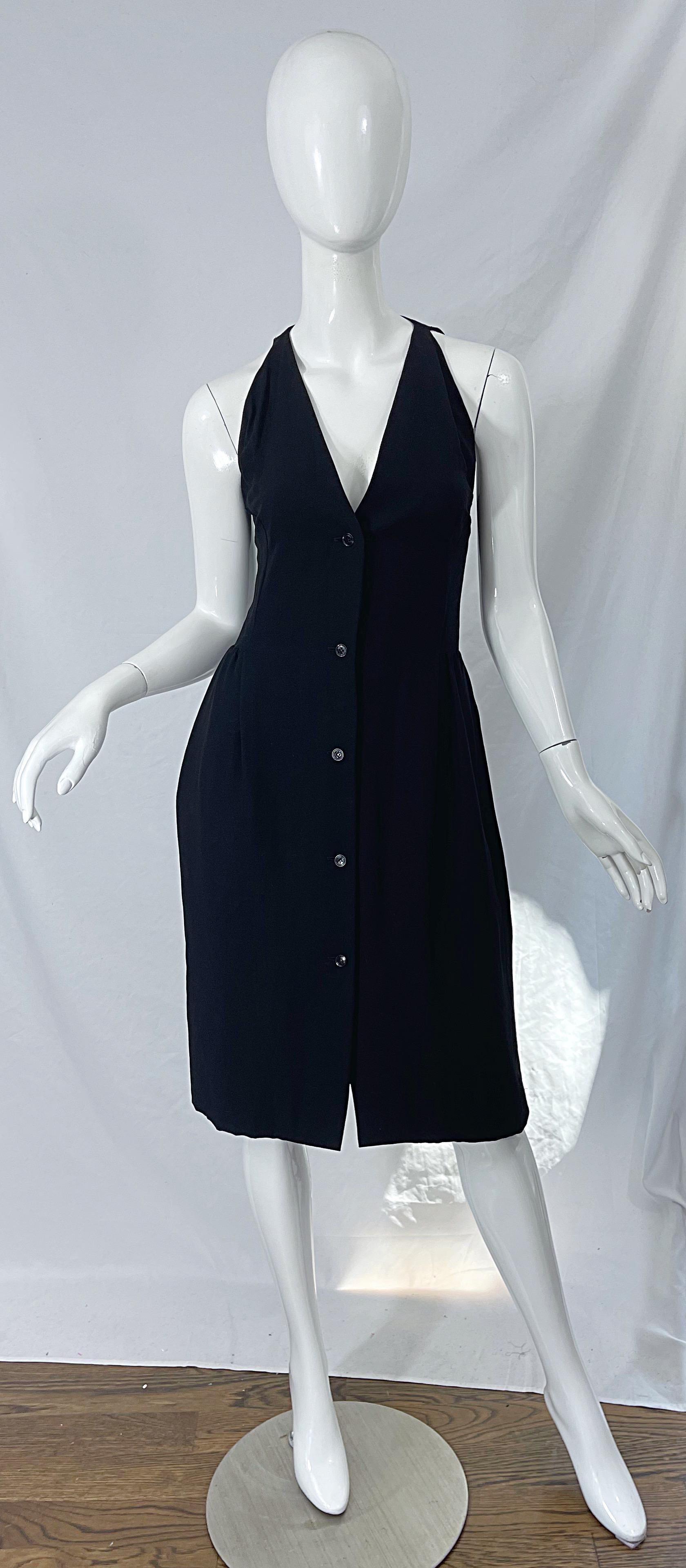 The perfect HALSTON 1970s little black dress ! I just love the lines on this beauty. While it looks like a halter dress from the front, it is not a halter dress. Buttons up the front with hidden snap details between each button. POCKETS at each side
