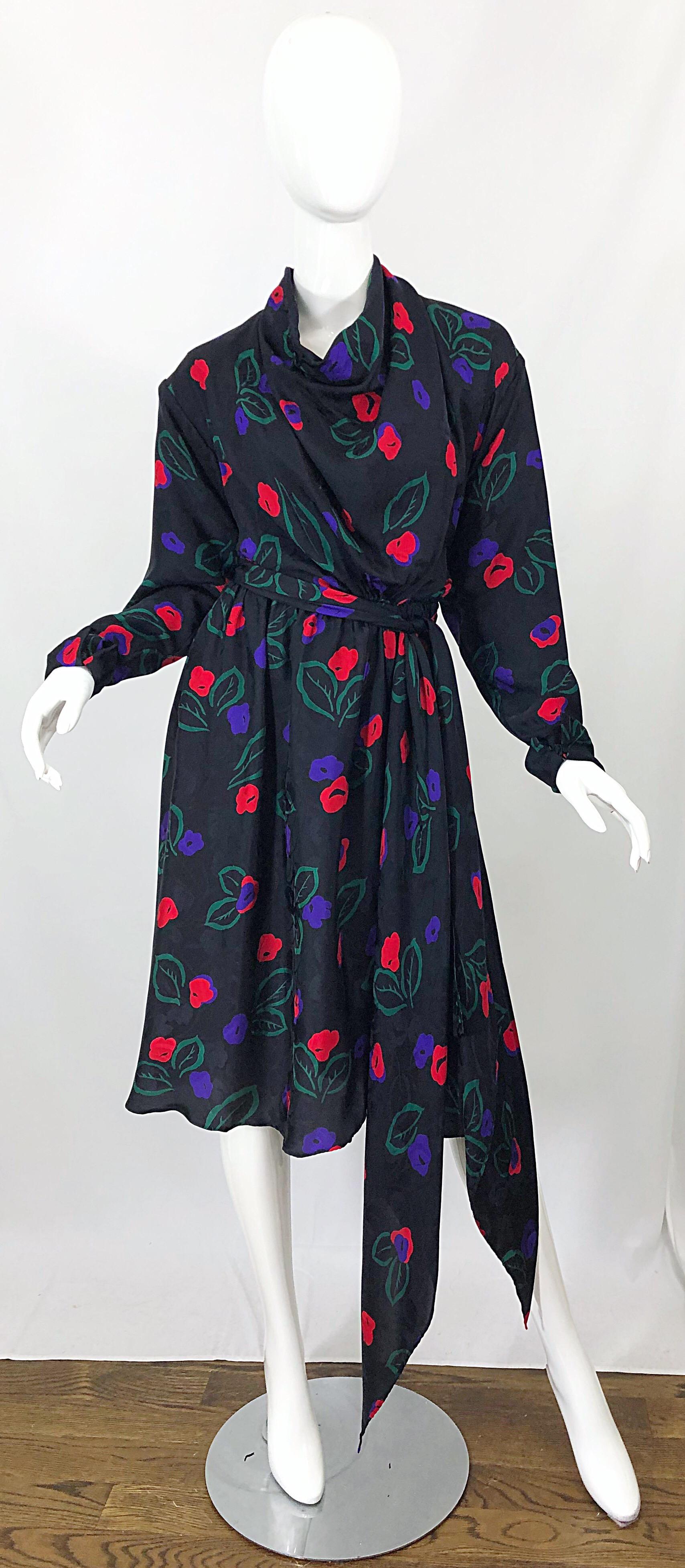 Halston - Robe portefeuille vintage en soie damassée avec imprimé pervenche, taille 12/14, années 70 en vente 11