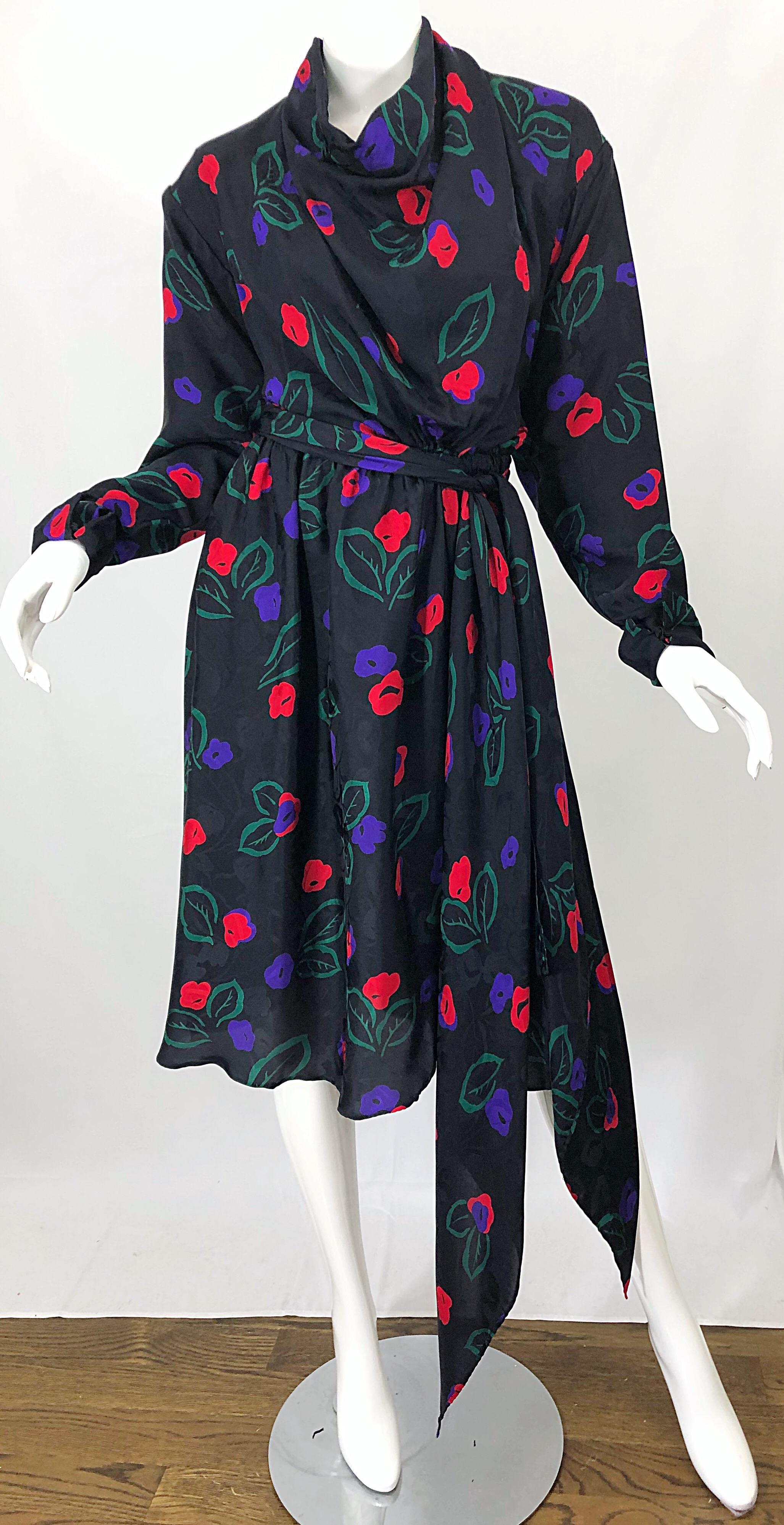 Chic et classique fin des années 1970 Halston, robe portefeuille et écharpe en damas de soie Avant Garde imprimé pervenche ! Les pervenches sont imprimées dans des teintes vibrantes de rouge, de violet et de vert. S'enroule autour de la taille (qui