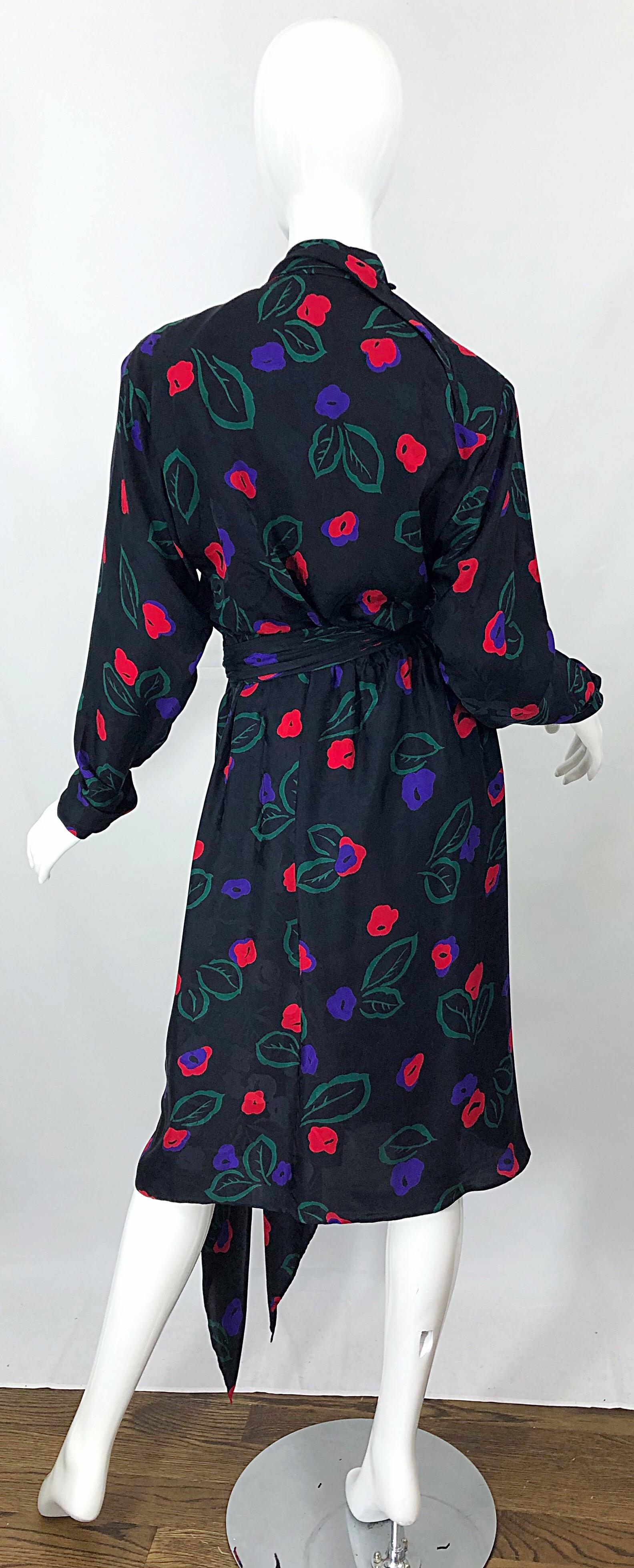 Noir Halston - Robe portefeuille vintage en soie damassée avec imprimé pervenche, taille 12/14, années 70 en vente