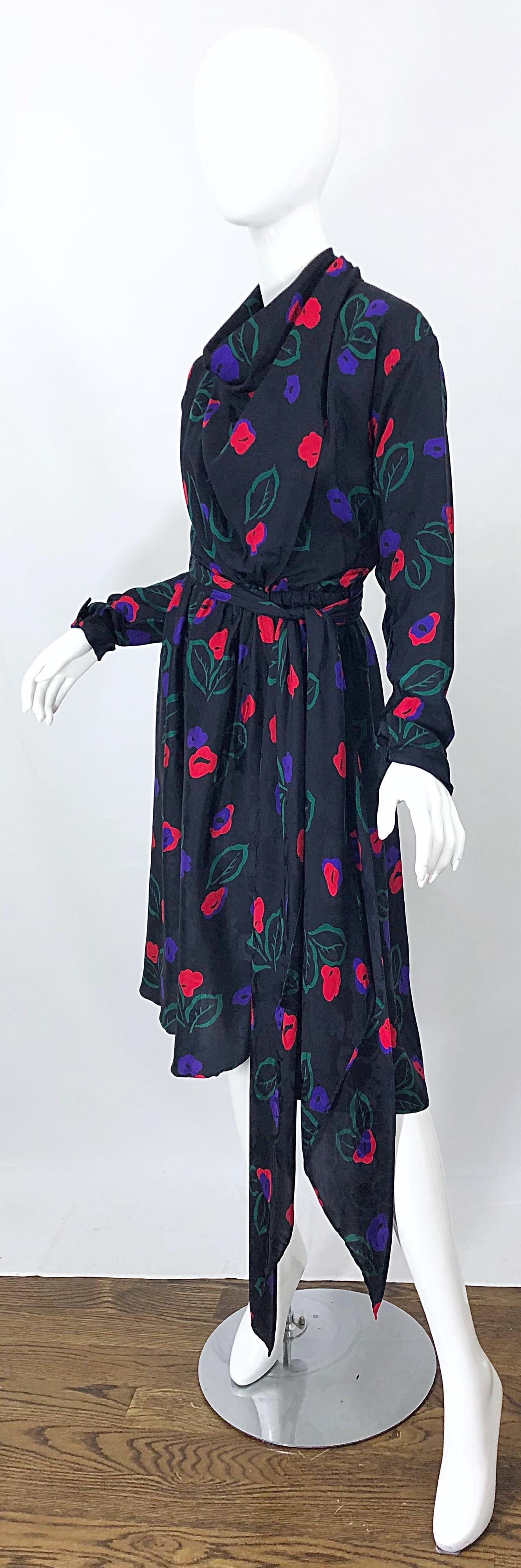 1970er Halston 70s Vintage Seidendamast Wickelkleid mit Immergrün-Druck Damen im Angebot