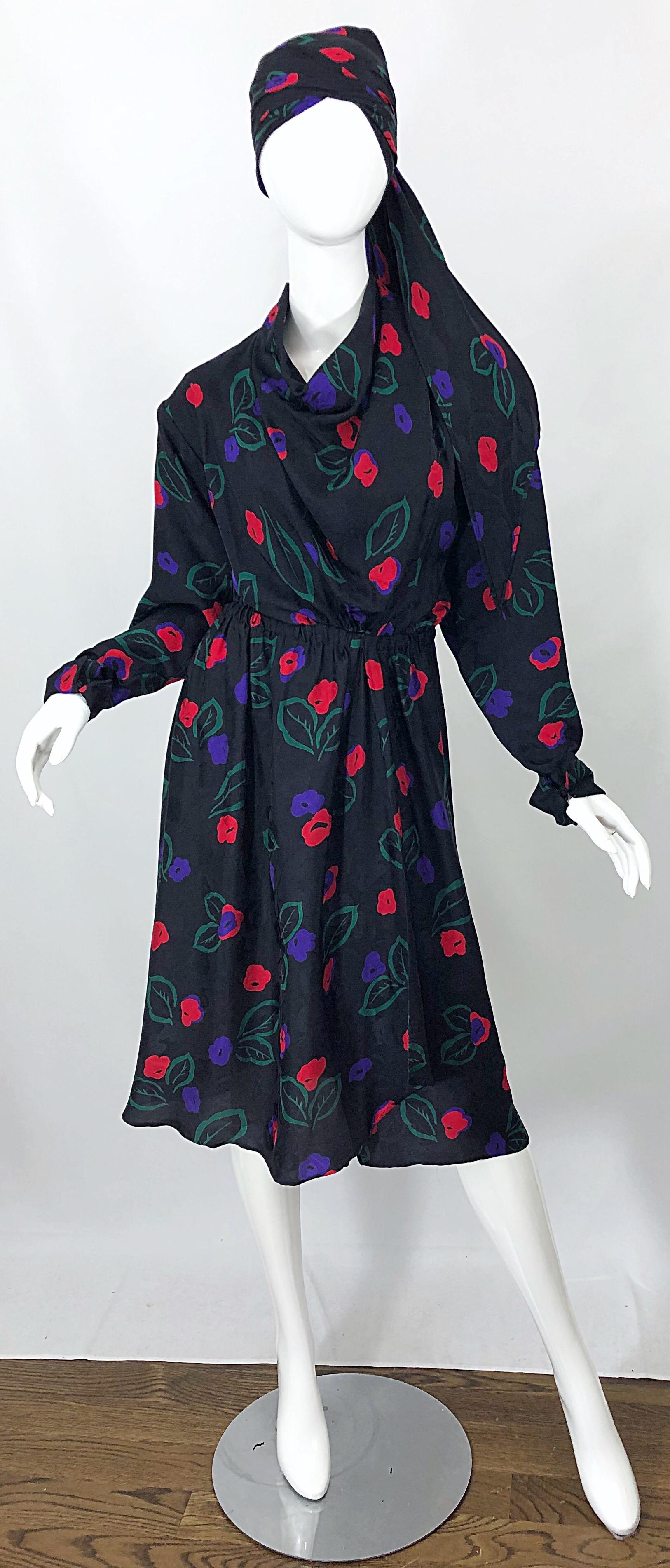 Halston - Robe portefeuille vintage en soie damassée avec imprimé pervenche, taille 12/14, années 70 en vente 1