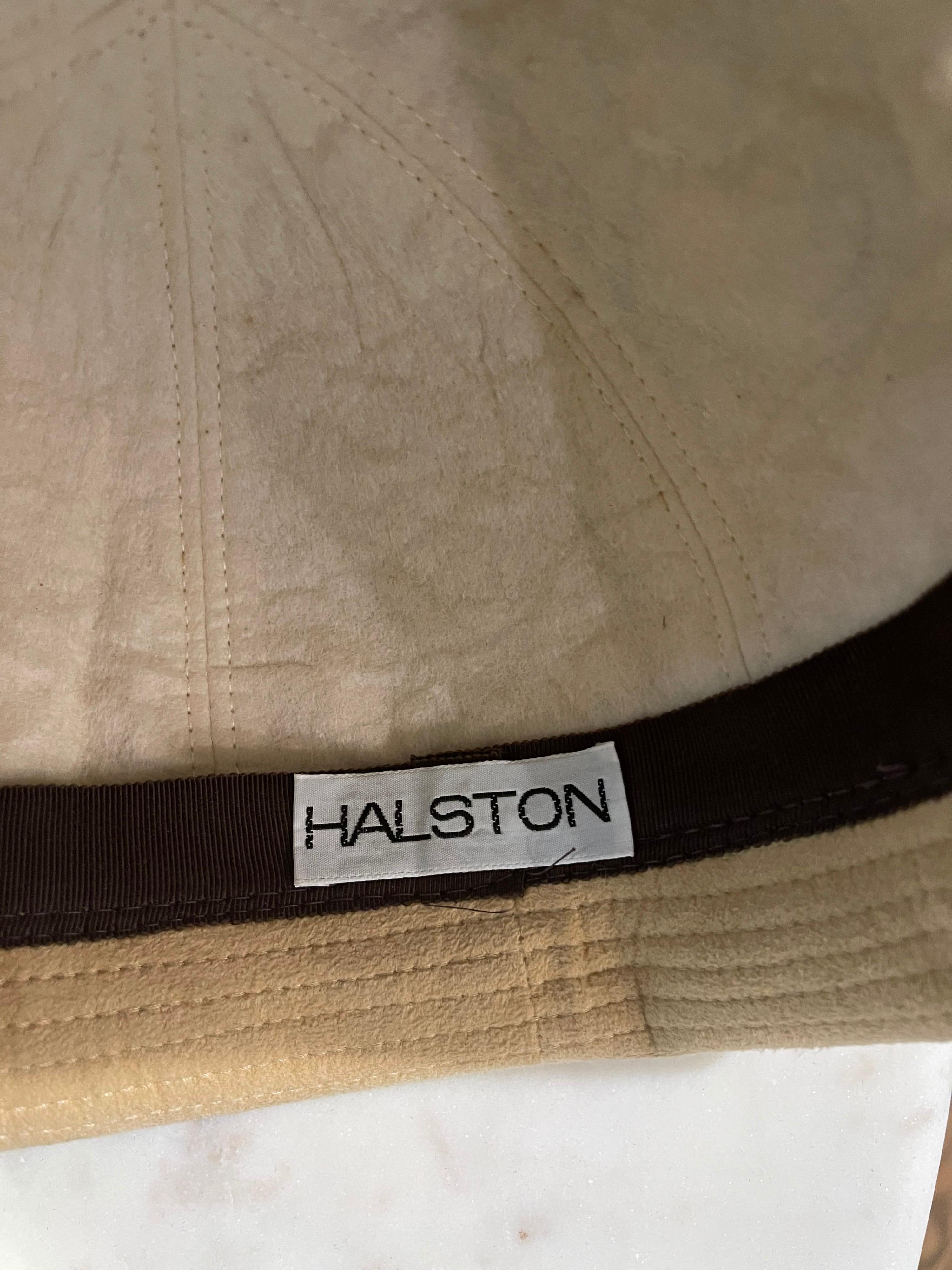 Beige Halston - Chapeau fedora en daim ultra brun clair, vintage, années 1970 en vente