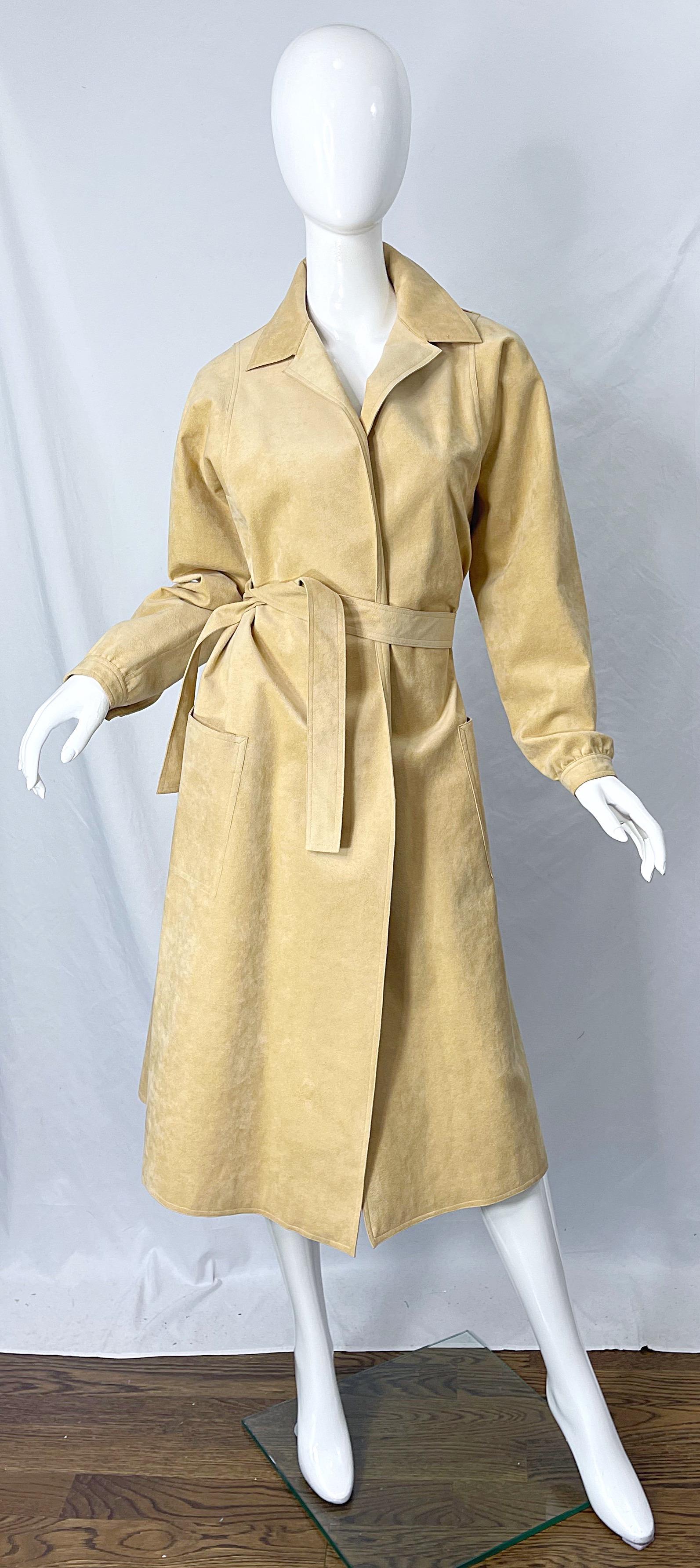 The possibilities are endless with this chic 1970s HALSTON ultrasuede long sleeve belted shirt dress or duster trench jacket ! Features the perfect neutral color. Sleek shape with a flattering belt at the waist. Pockets at each side of the hips.
In