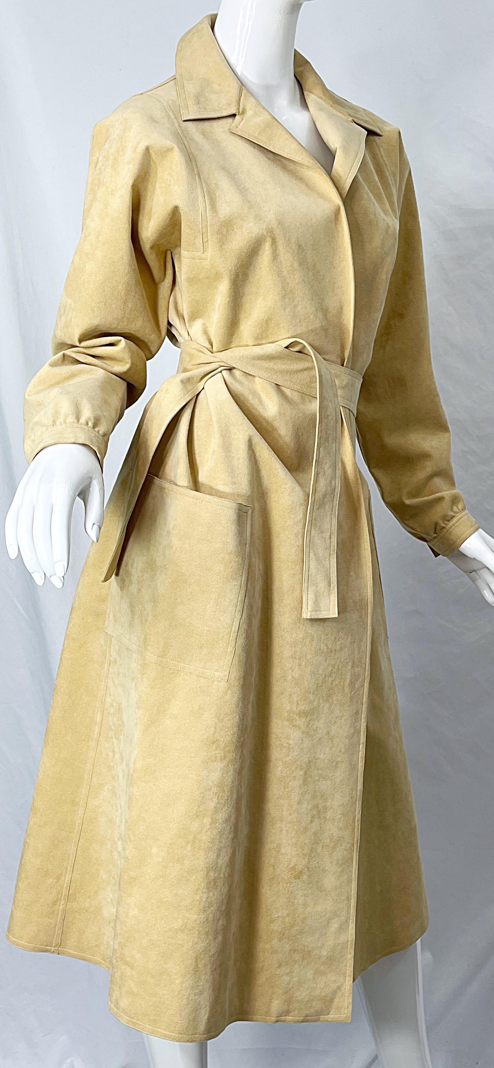 1970s HALSTON Ultrasuede Tan Sand Belted Vintage 70s Shirt Dress Duster Jacket In Excellent Condition In San Diego, CA