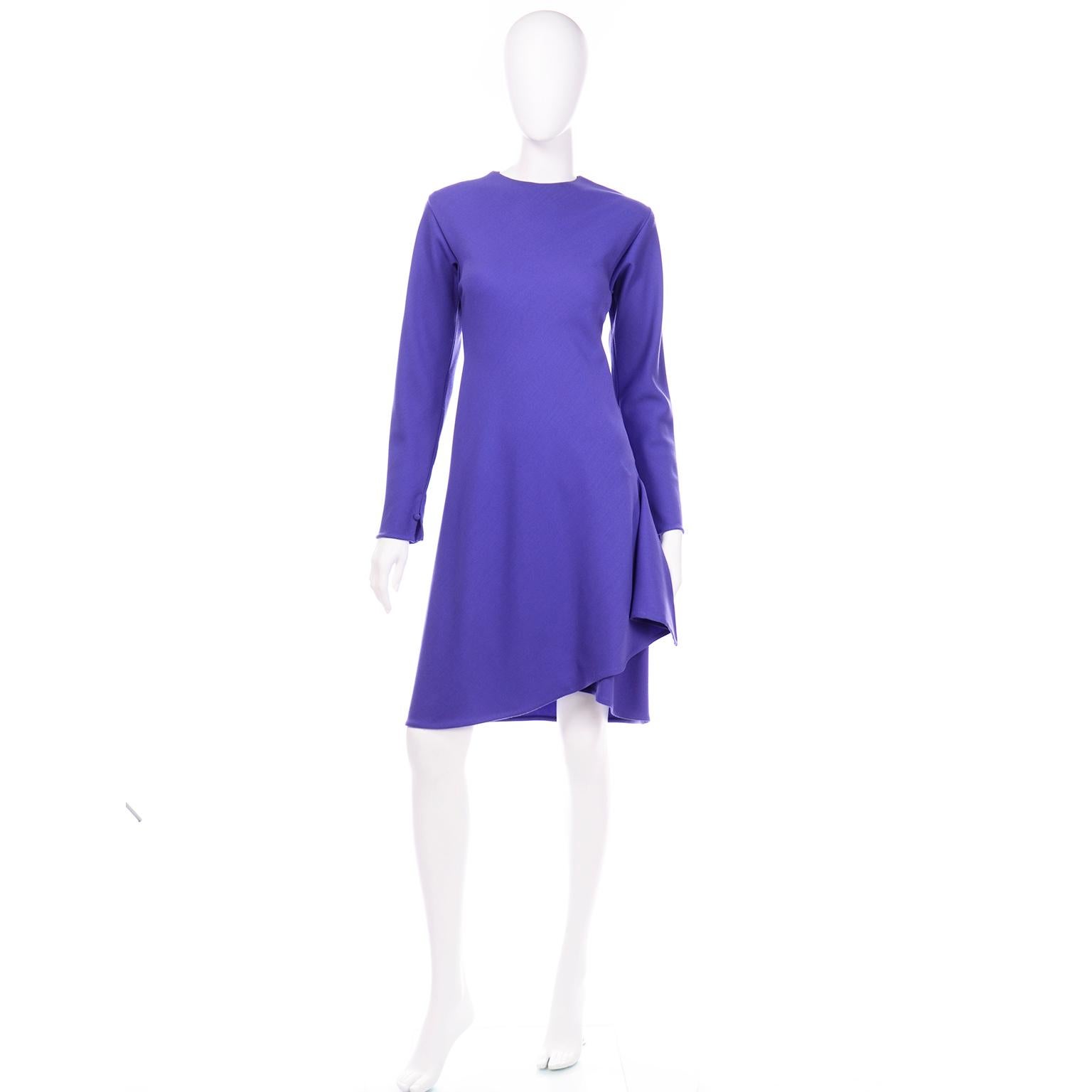 Diese wunderbare Vintage Halston Jersey Kleid ist in einem schönen Farbton von lila leichte Wolle. Auf den ersten Blick sieht das Kleid täuschend einfach aus, aber wenn Sie es anziehen, werden Sie sich sofort der einzigartigen Halston-Elemente