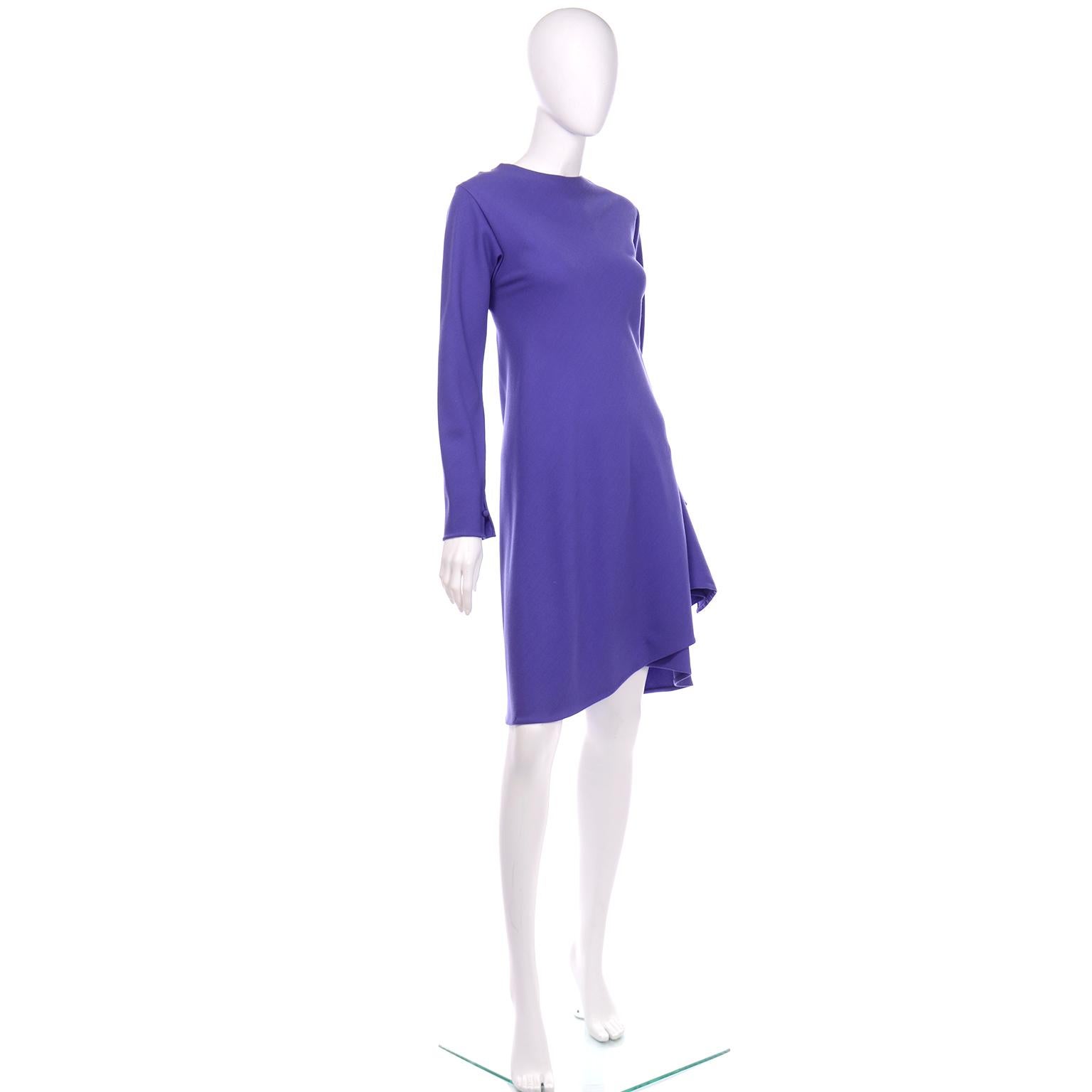 1970er Halston Vintage lila Jersey-Kleid  Asymmetrischer Saum (Violett) im Angebot