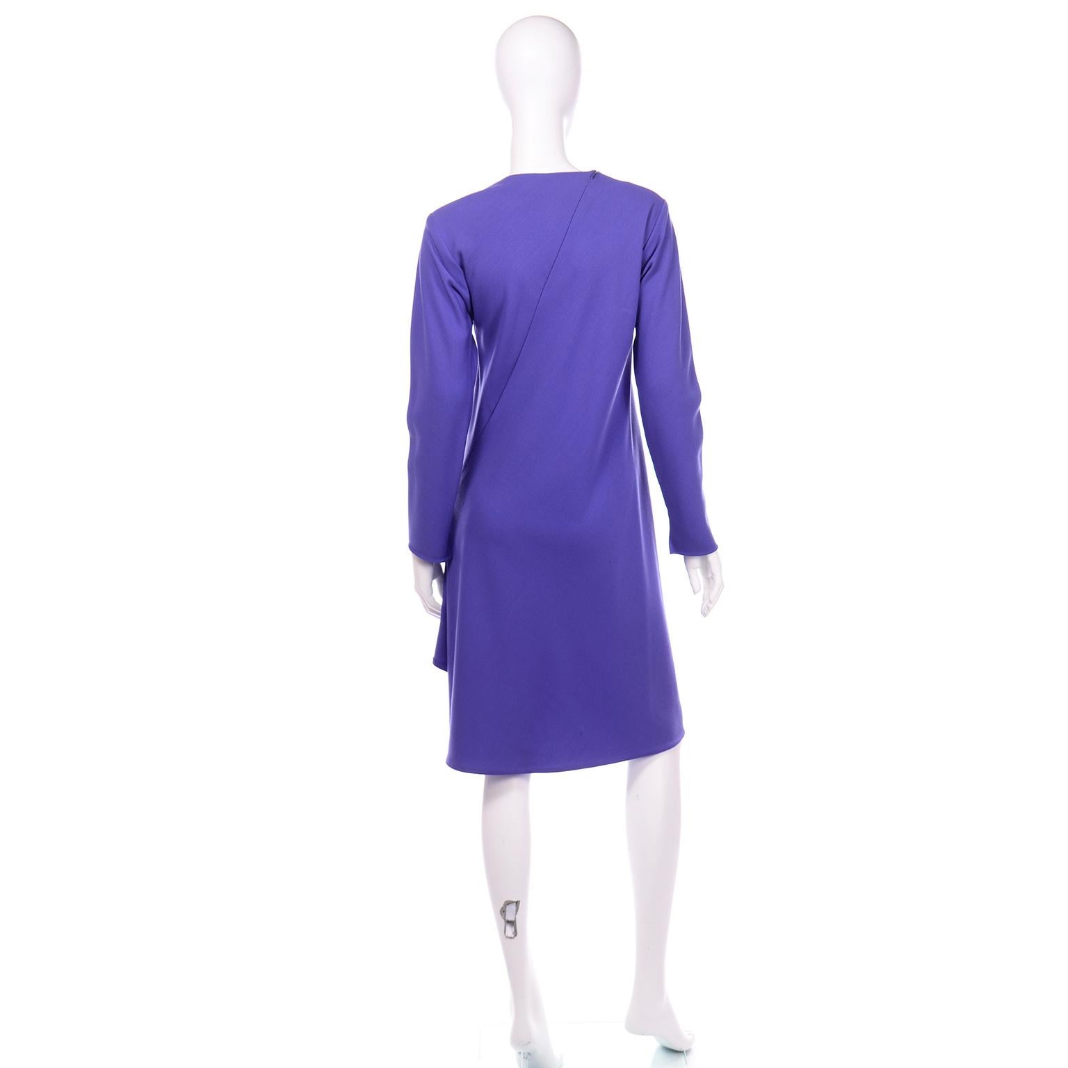 1970er Halston Vintage lila Jersey-Kleid  Asymmetrischer Saum im Zustand „Hervorragend“ im Angebot in Portland, OR