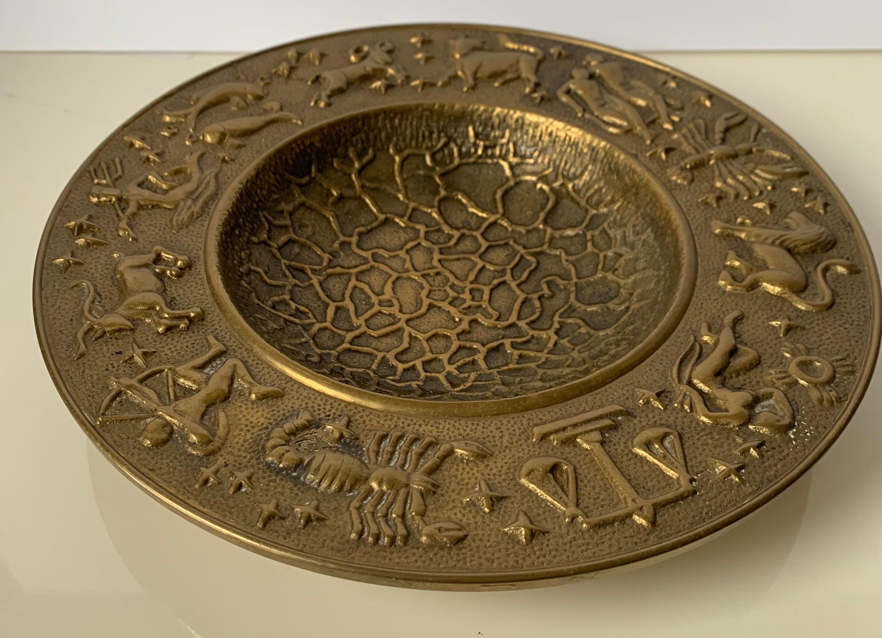 Bol à motif Zodiac en laiton martelé des années 1970. Laiton massif avec détails martelés sur toute la surface et motif circulaire du Zodiac. Pas de marque de fabrique.