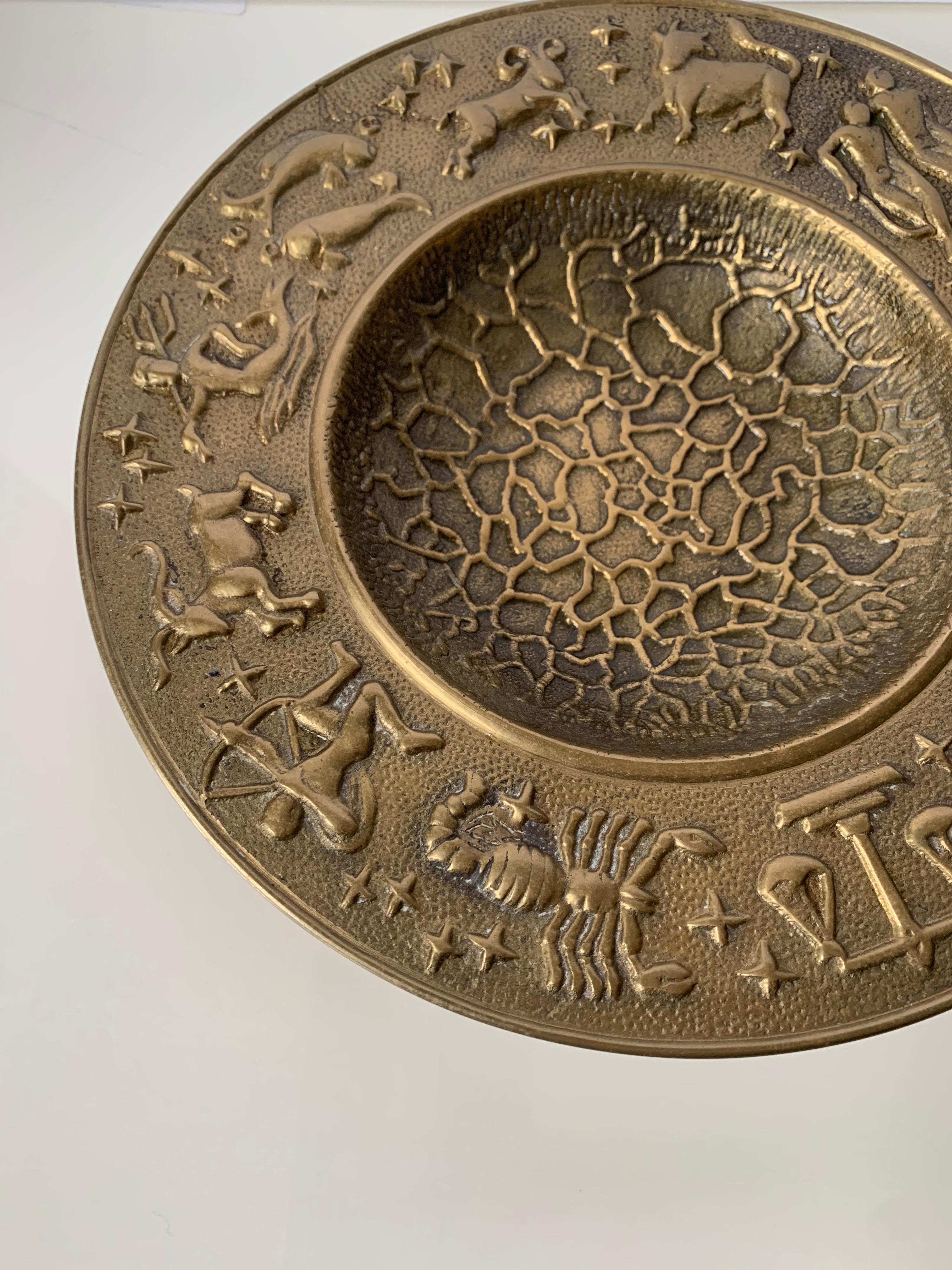 Américain Bol Hammer en laiton à motif Zodiac des années 1970 en vente