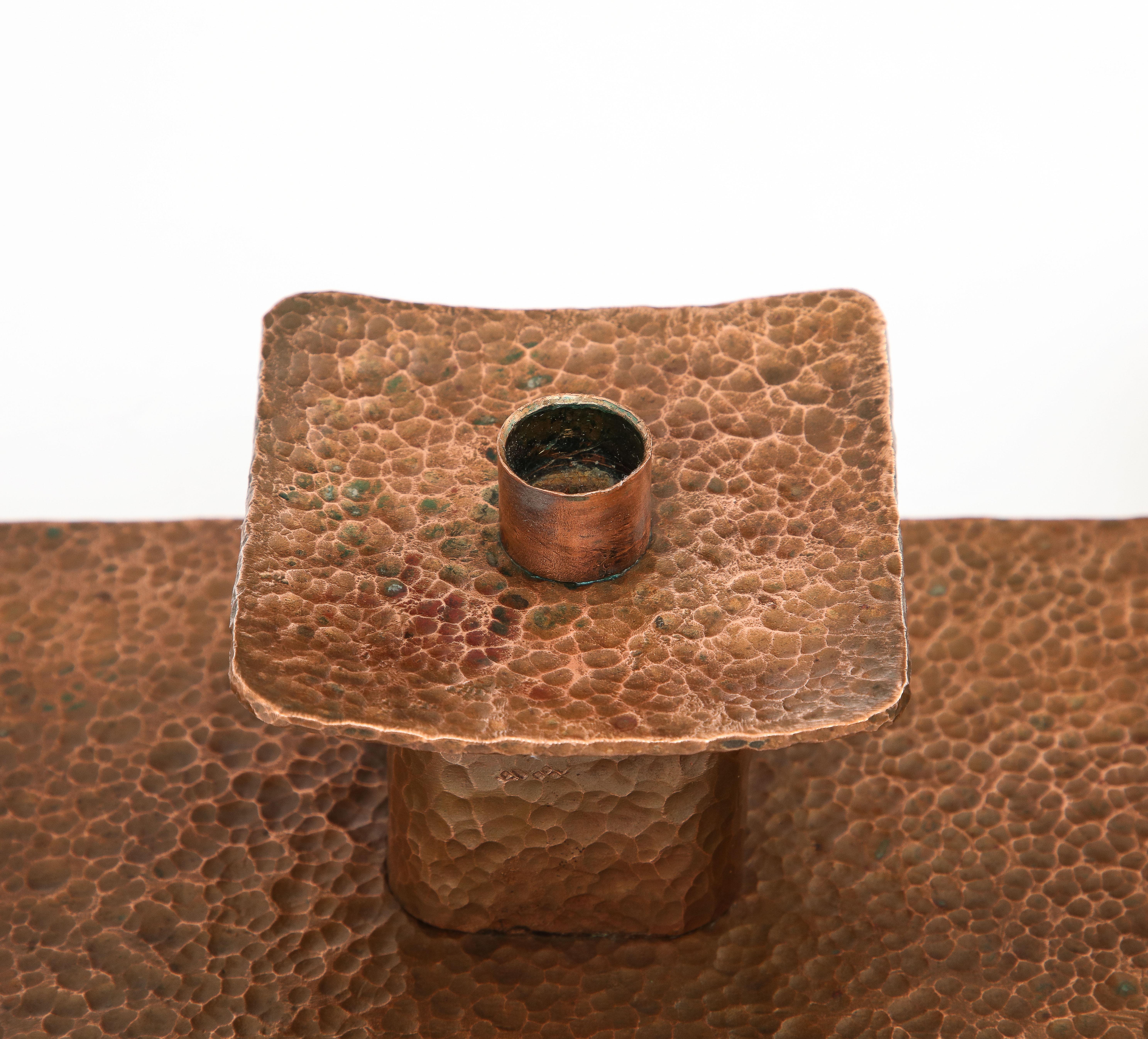 1970er Hammered Copper Modernist Kerzenhalter im Angebot 1