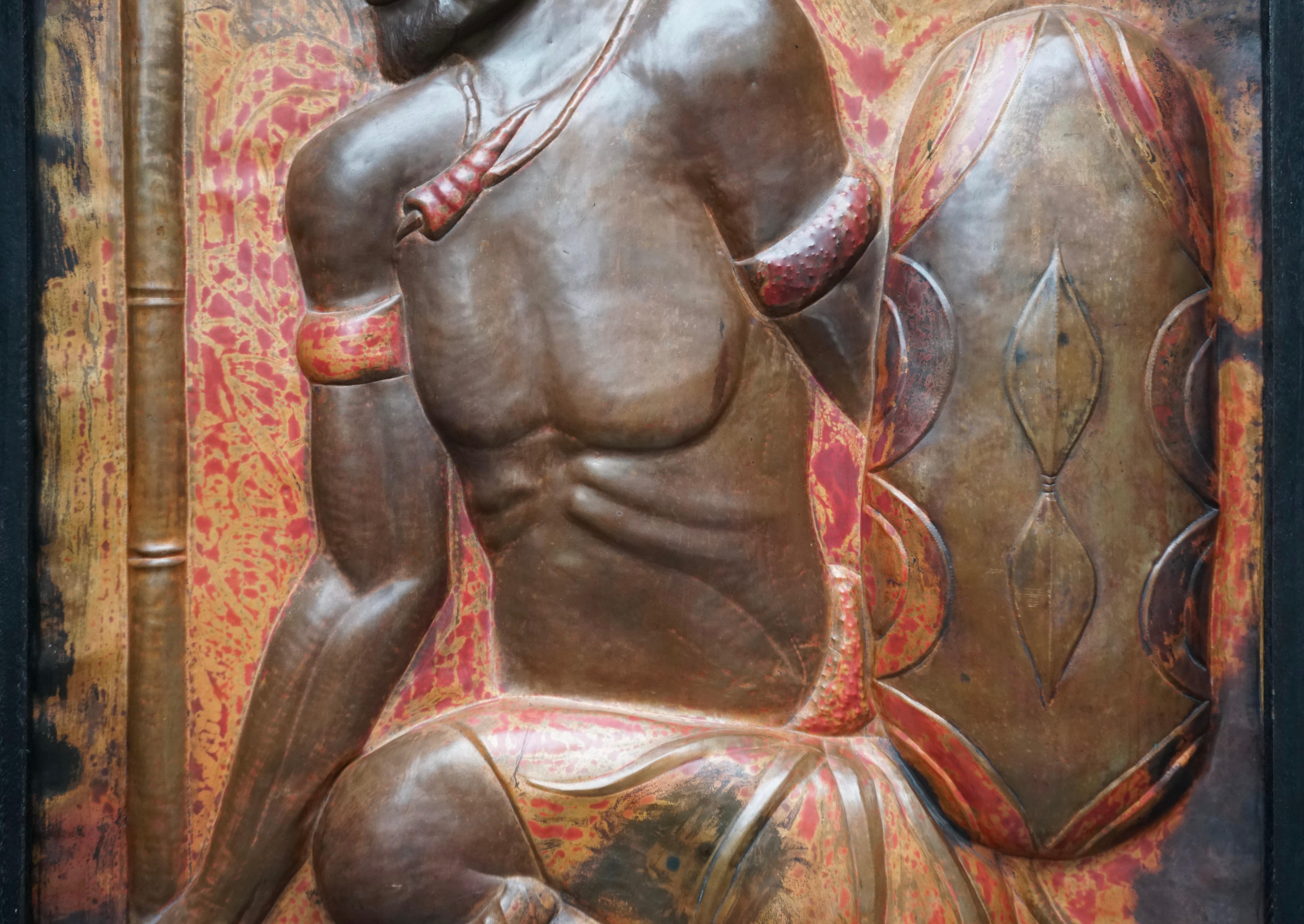 Mid-Century Modern Sculpture murale en cuivre martelé des années 1970 d'un guerrier dansant en vente