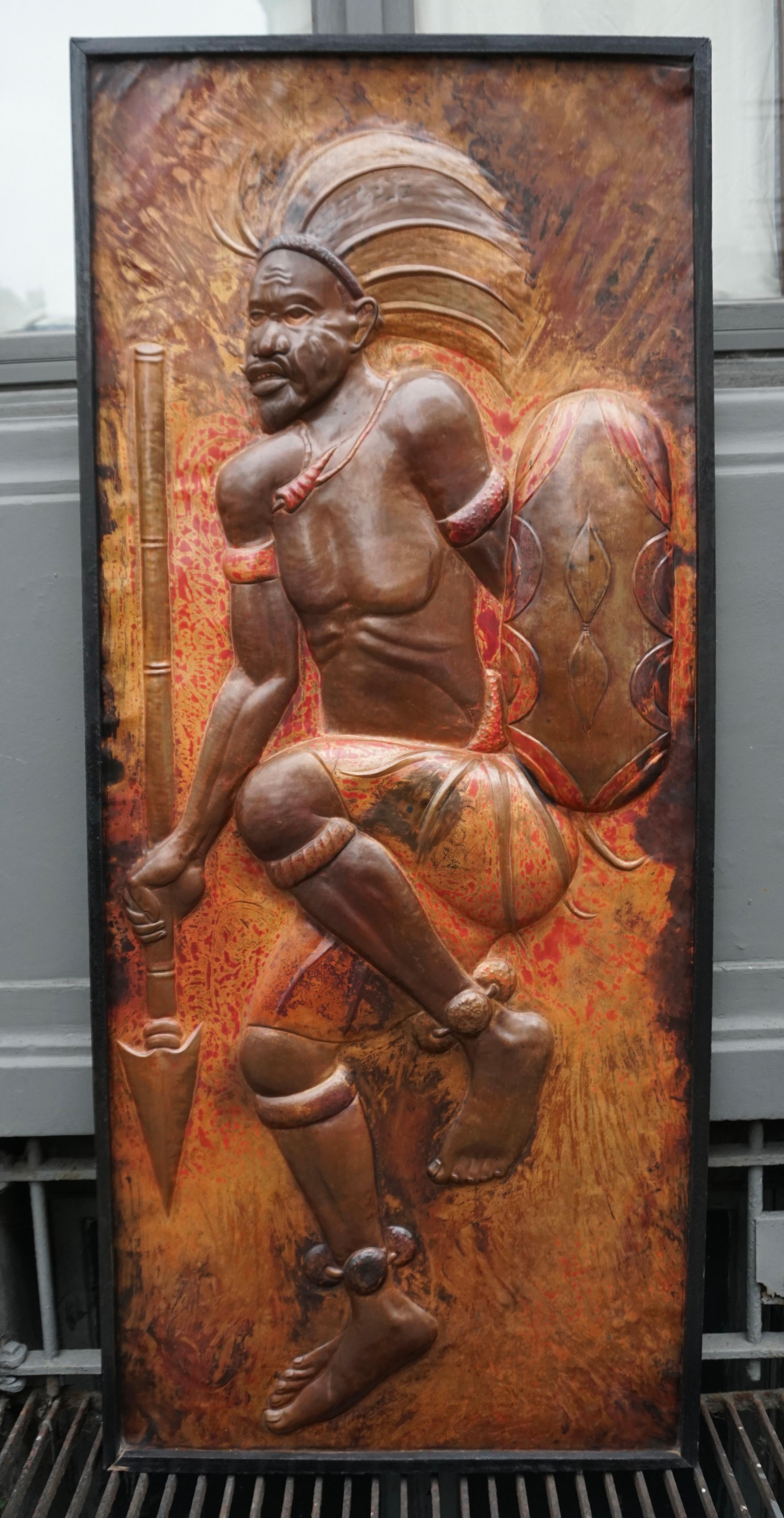 1970er Jahre gehämmert Kupfer Wand Kunst Panel Skulptur eines tanzenden Kriegers im Angebot 1