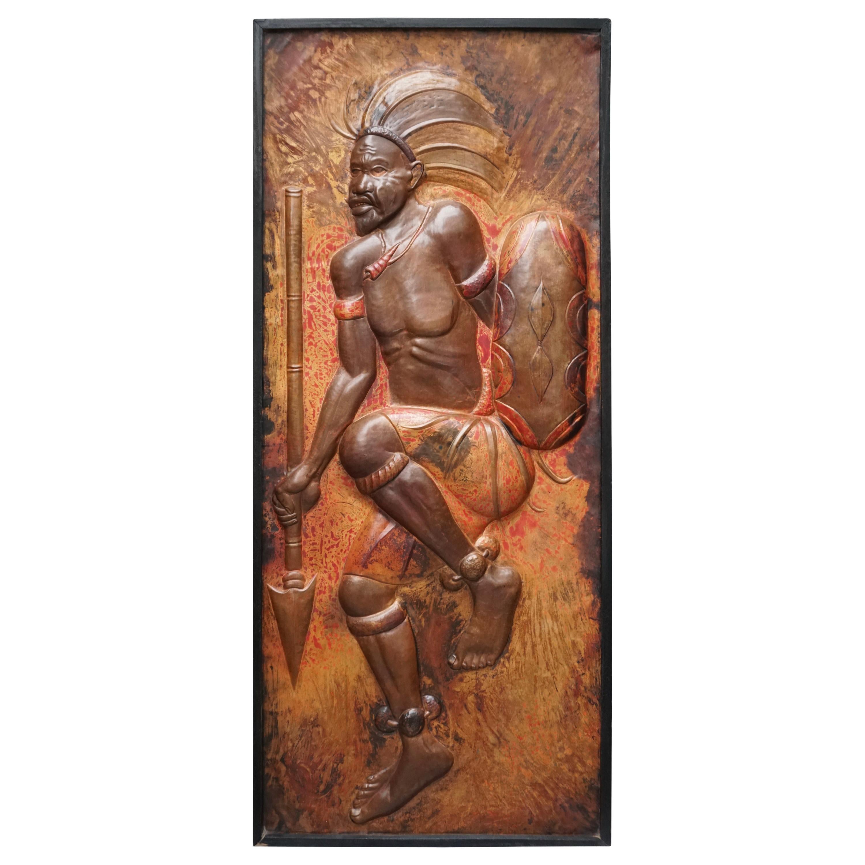 1970er Jahre gehämmert Kupfer Wand Kunst Panel Skulptur eines tanzenden Kriegers im Angebot