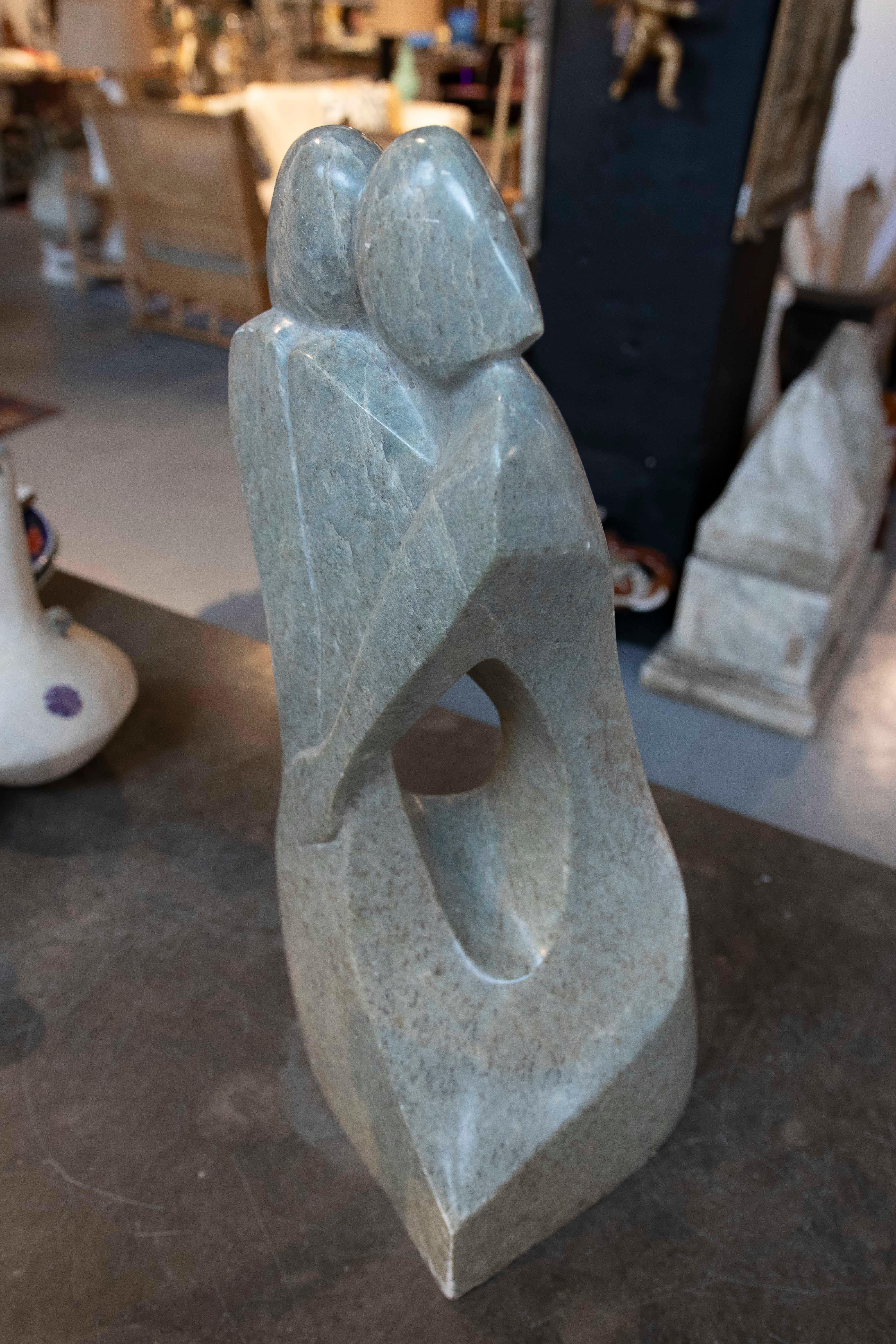 Scultura astratta in marmo verdastro degli anni '70 scolpita a mano raffigurante una coppia che si abbraccia in vendita 4