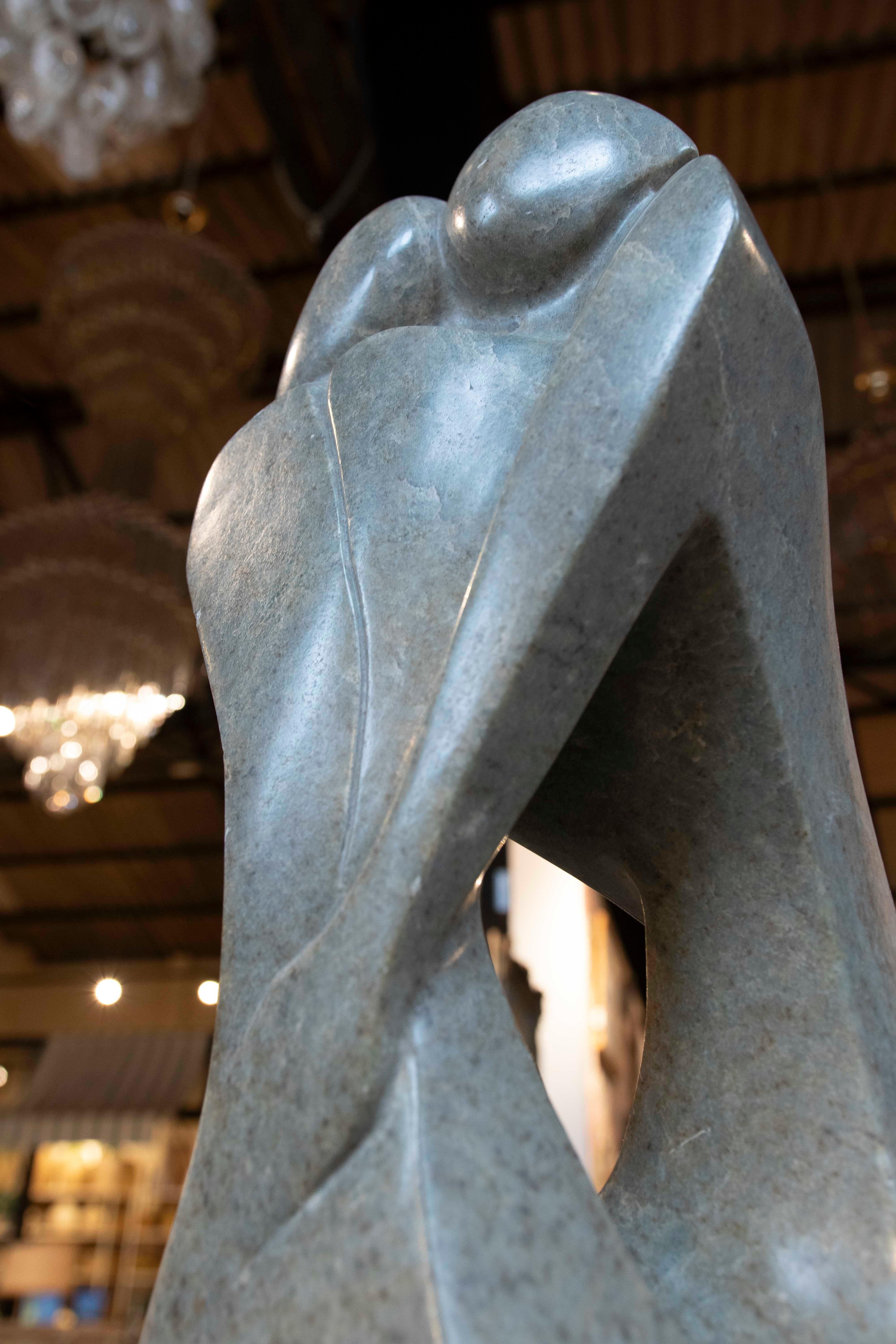 Scultura astratta in marmo verdastro degli anni '70 scolpita a mano raffigurante una coppia che si abbraccia in vendita 8