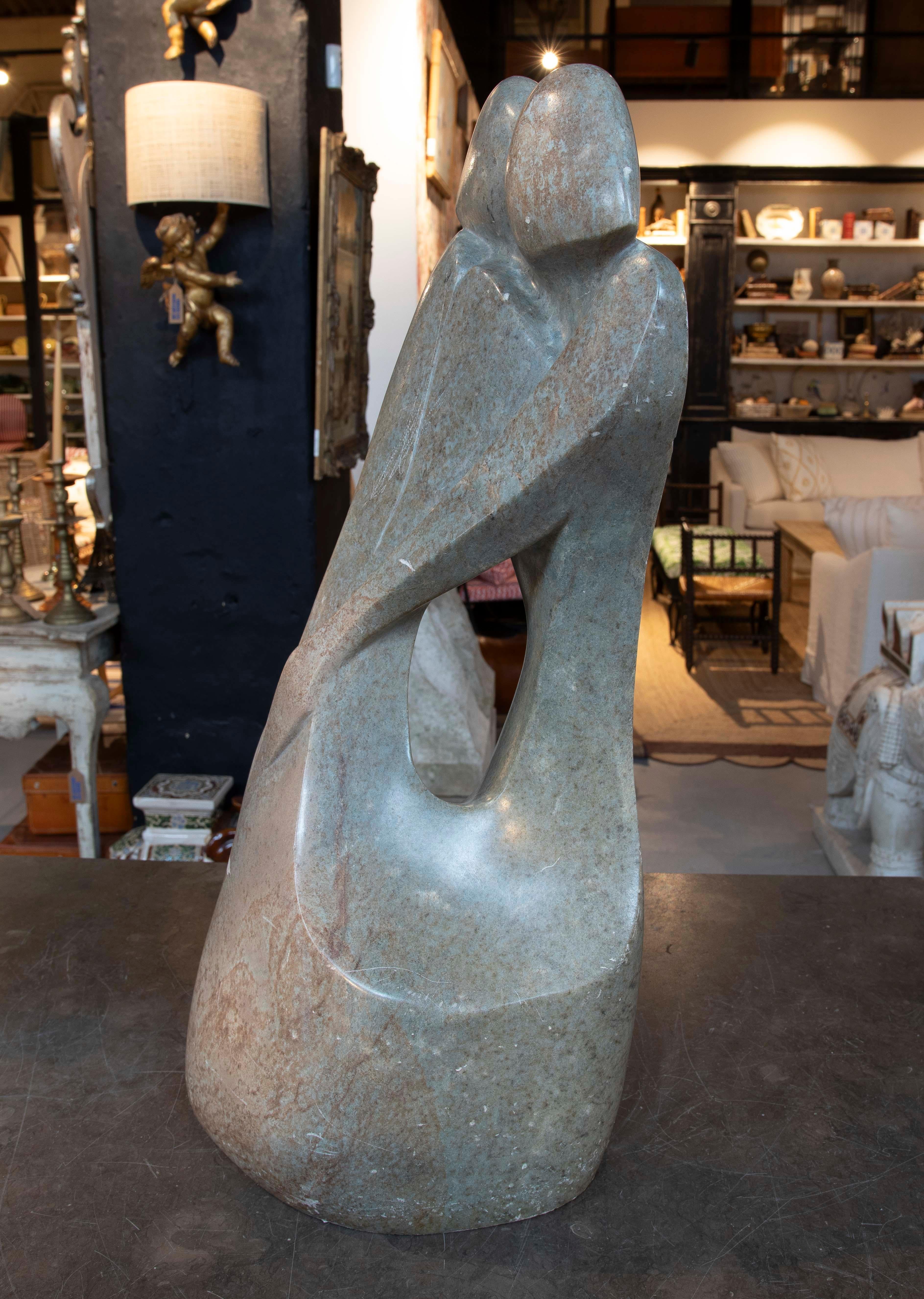 Spagnolo Scultura astratta in marmo verdastro degli anni '70 scolpita a mano raffigurante una coppia che si abbraccia in vendita
