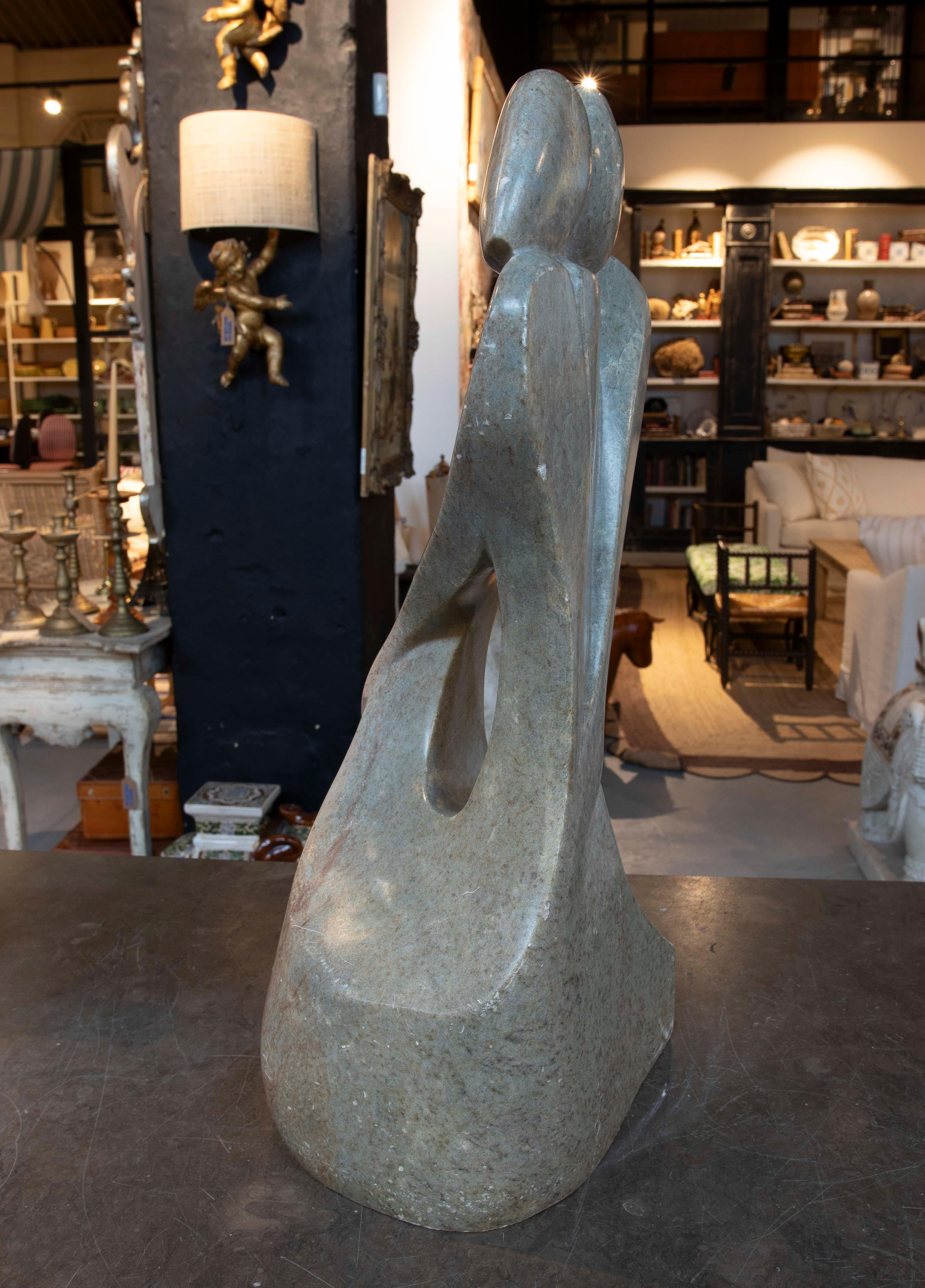 Scultura astratta in marmo verdastro degli anni '70 scolpita a mano raffigurante una coppia che si abbraccia In condizioni buone in vendita a Marbella, ES