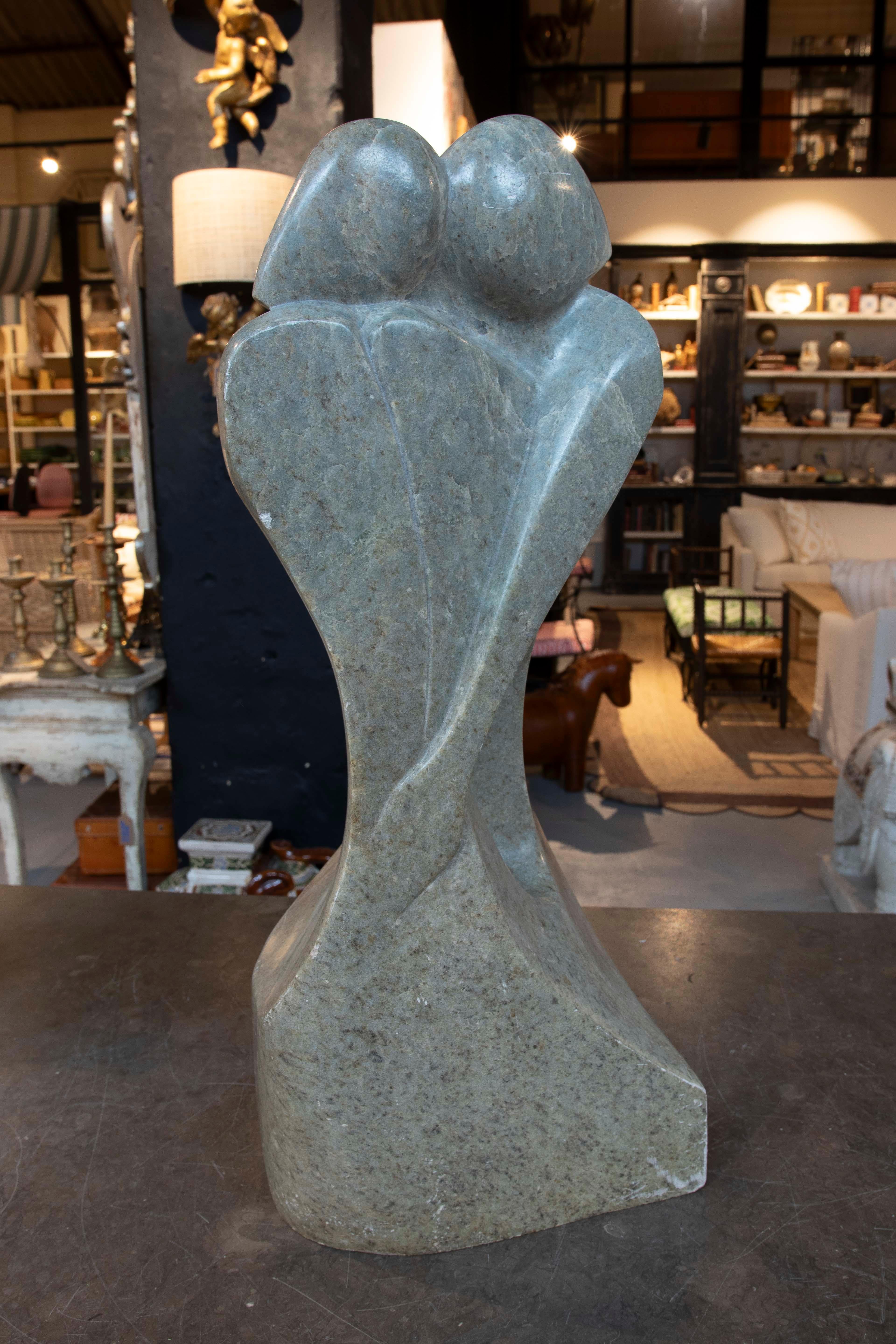 XX secolo Scultura astratta in marmo verdastro degli anni '70 scolpita a mano raffigurante una coppia che si abbraccia in vendita