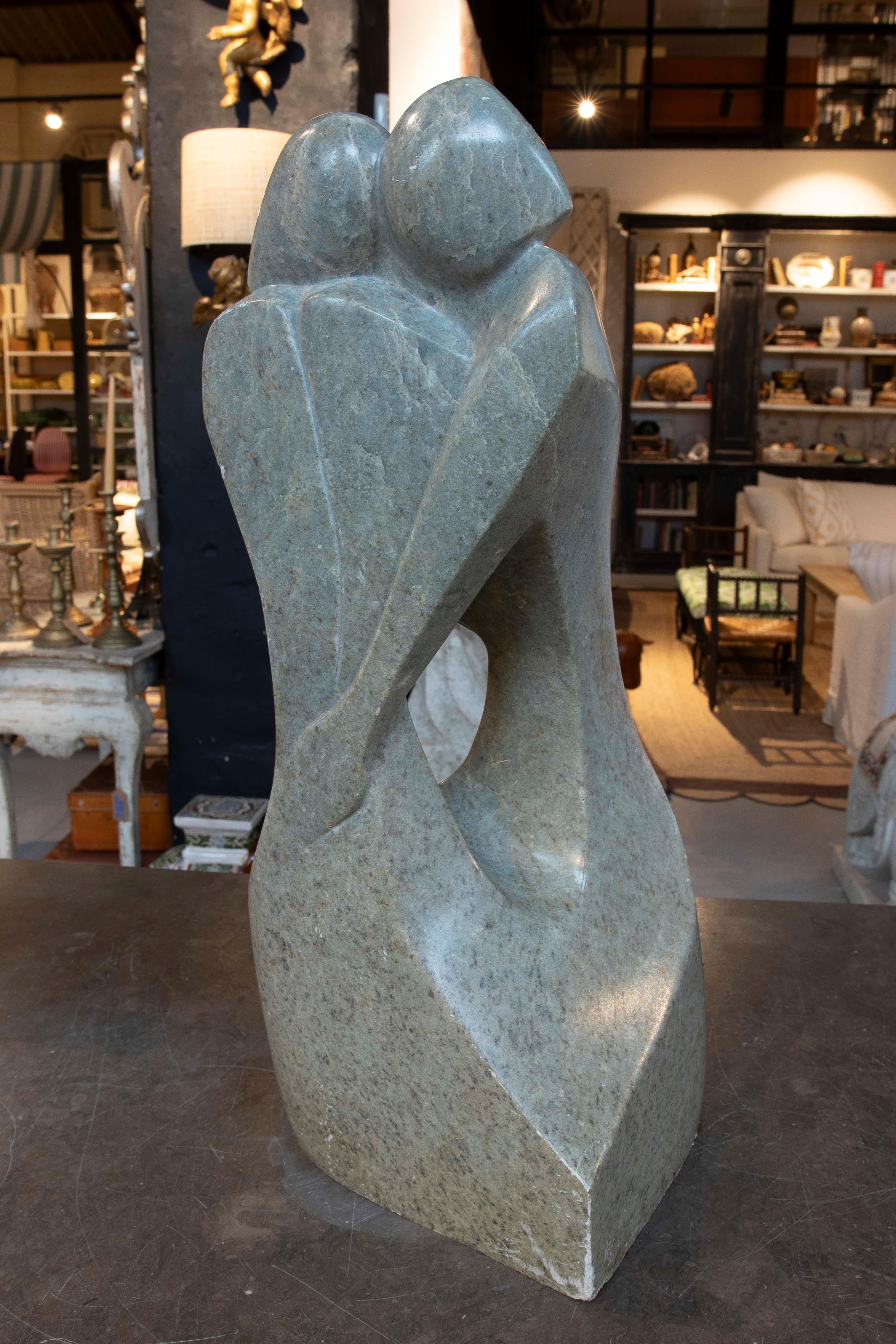 Marmo Scultura astratta in marmo verdastro degli anni '70 scolpita a mano raffigurante una coppia che si abbraccia in vendita