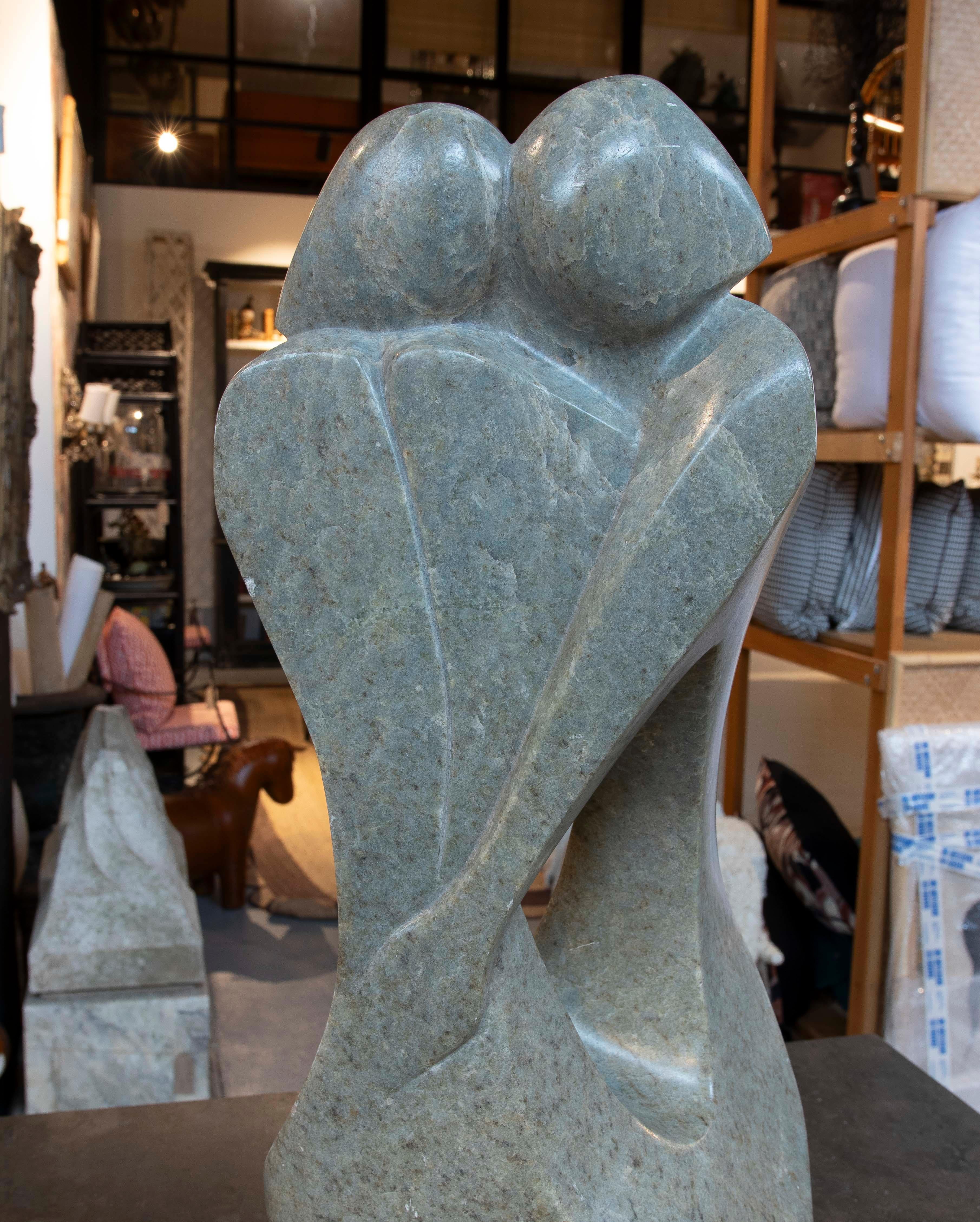 Scultura astratta in marmo verdastro degli anni '70 scolpita a mano raffigurante una coppia che si abbraccia in vendita 1