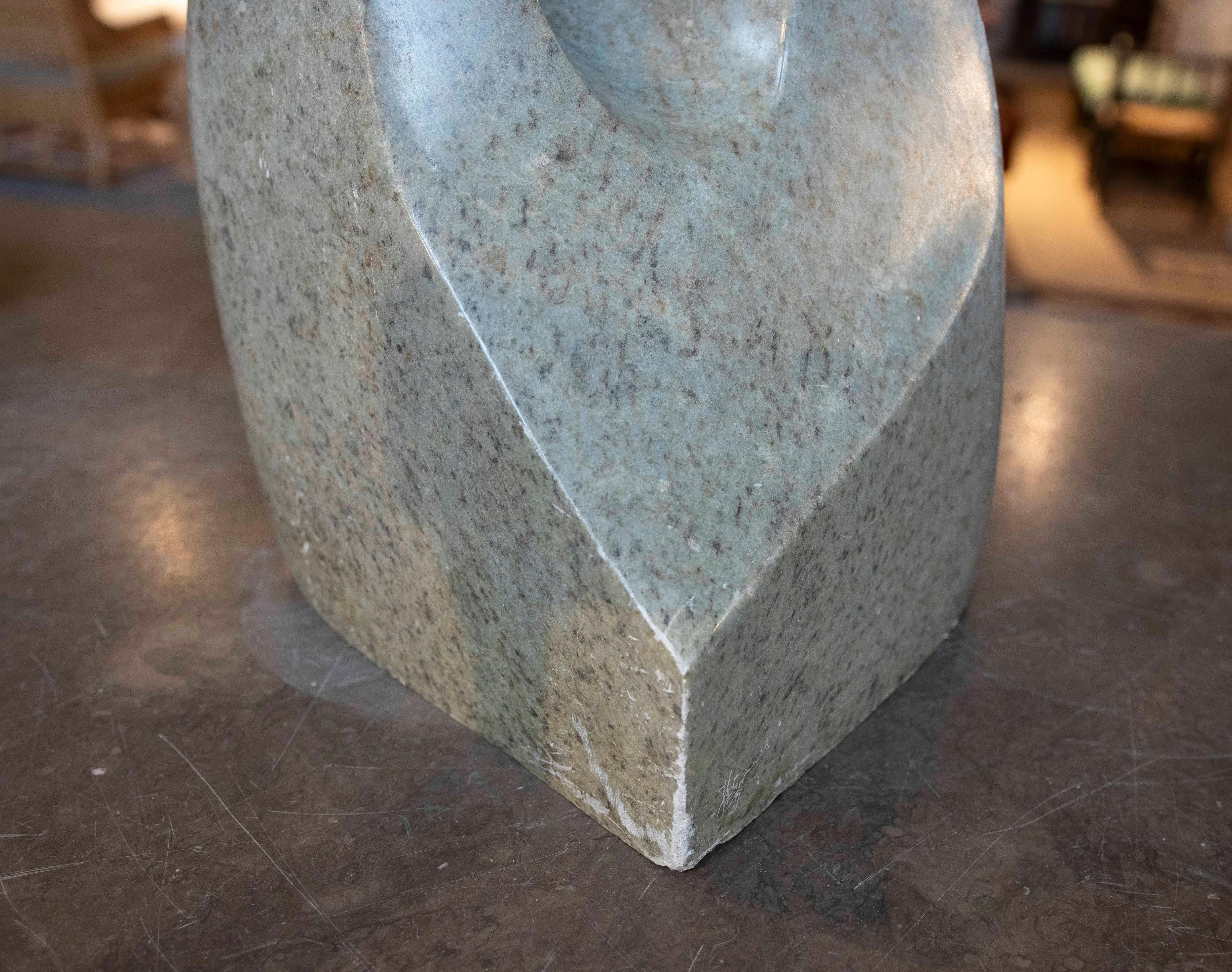 Scultura astratta in marmo verdastro degli anni '70 scolpita a mano raffigurante una coppia che si abbraccia in vendita 2