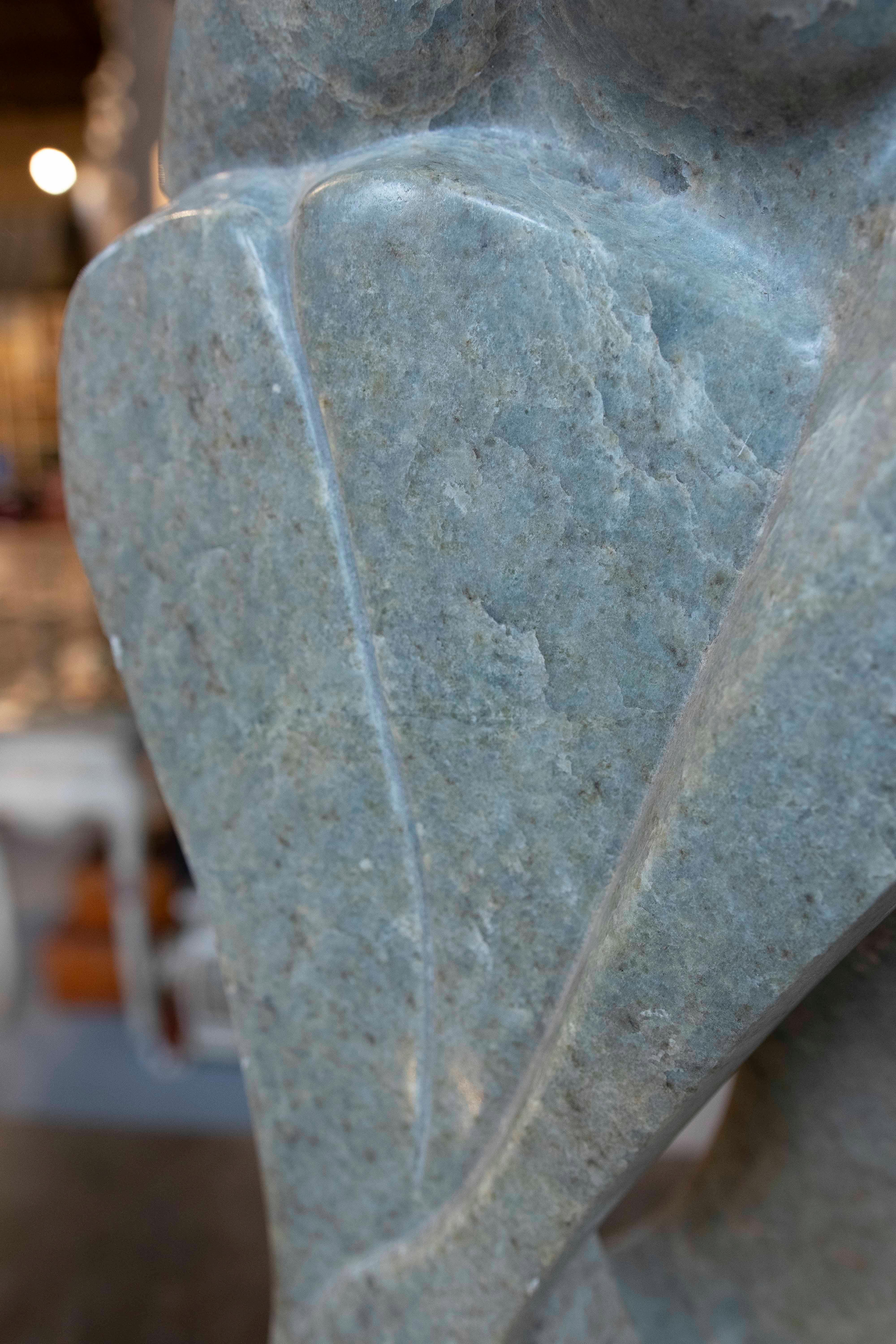Scultura astratta in marmo verdastro degli anni '70 scolpita a mano raffigurante una coppia che si abbraccia in vendita 3