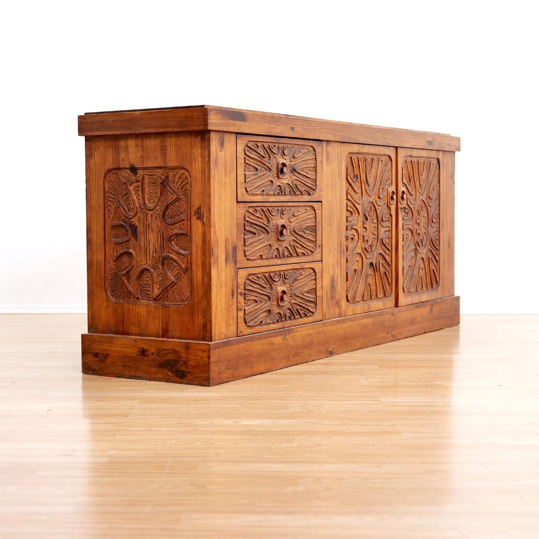 Crédence africaine brutaliste des années 1970 sculptée à la main par Aquarius Enterprises en vente 3