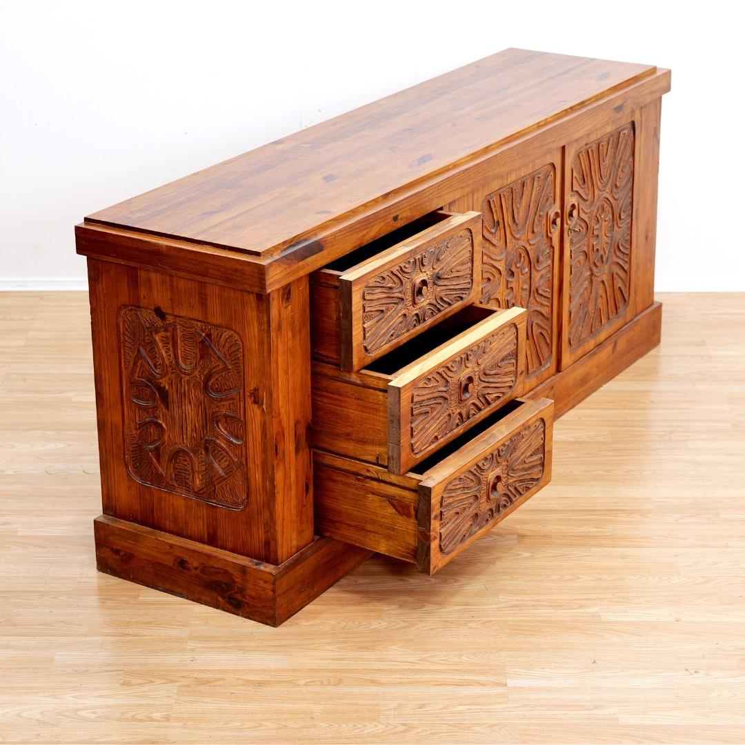 Crédence africaine brutaliste des années 1970 sculptée à la main par Aquarius Enterprises en vente 4