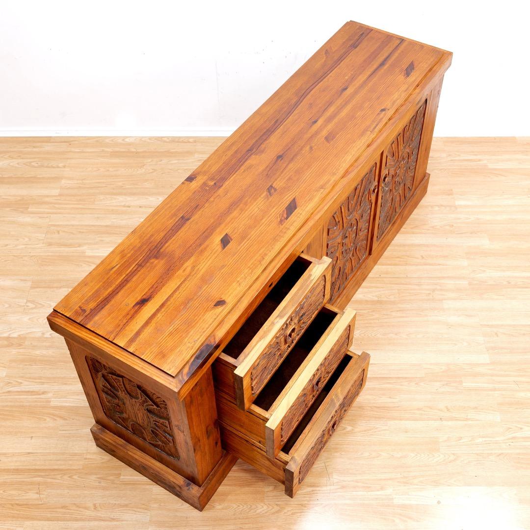 Crédence africaine brutaliste des années 1970 sculptée à la main par Aquarius Enterprises en vente 5