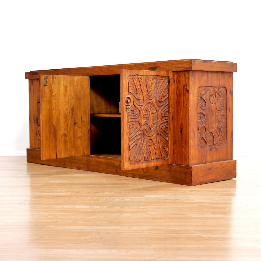 Crédence africaine brutaliste des années 1970 sculptée à la main par Aquarius Enterprises en vente 6