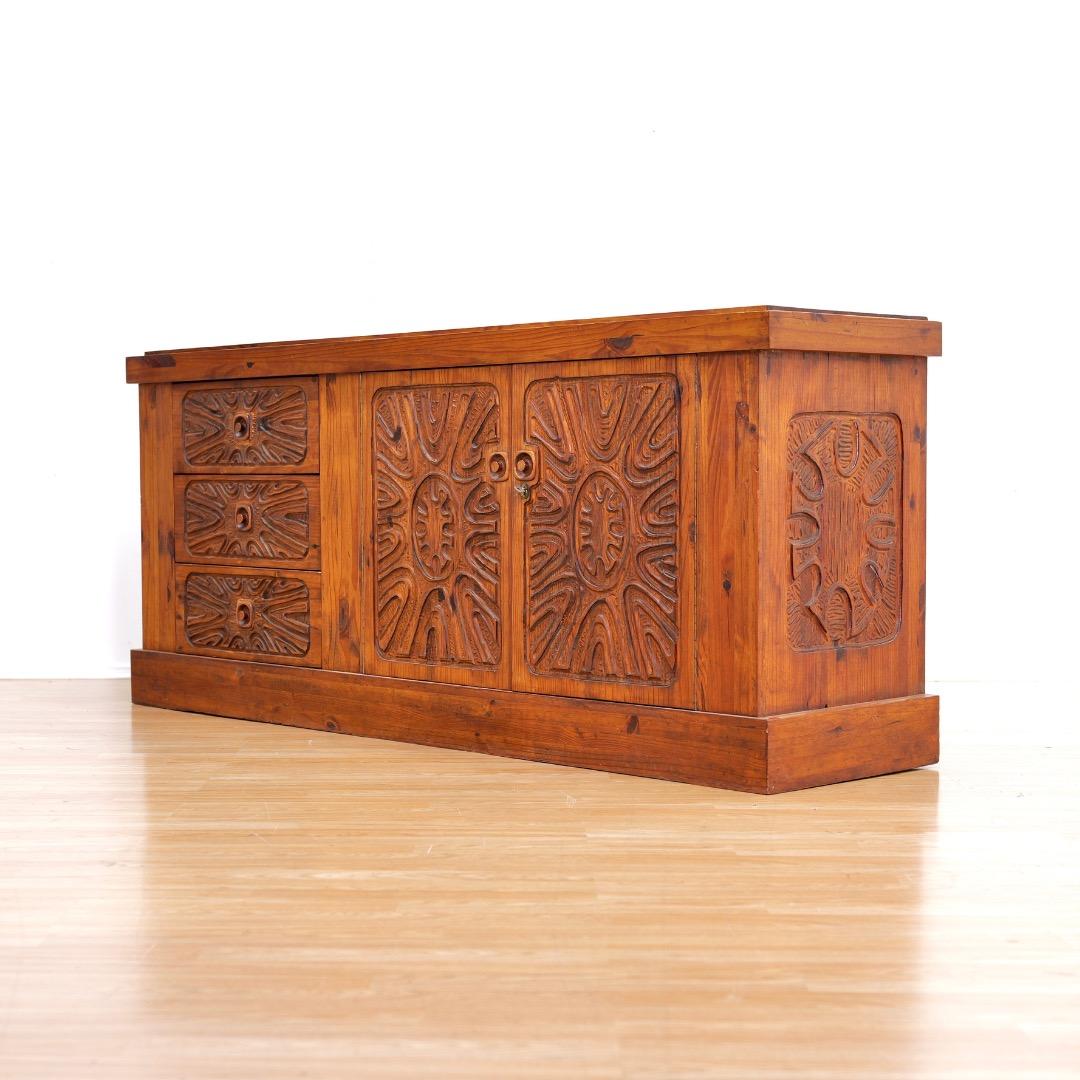 Crédence africaine brutaliste des années 1970 sculptée à la main par Aquarius Enterprises en vente 7