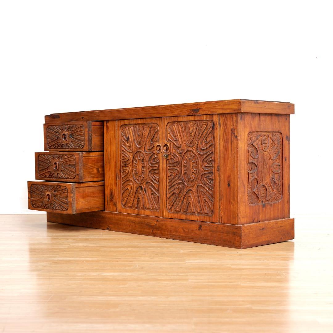 Crédence africaine brutaliste des années 1970 sculptée à la main par Aquarius Enterprises en vente 8