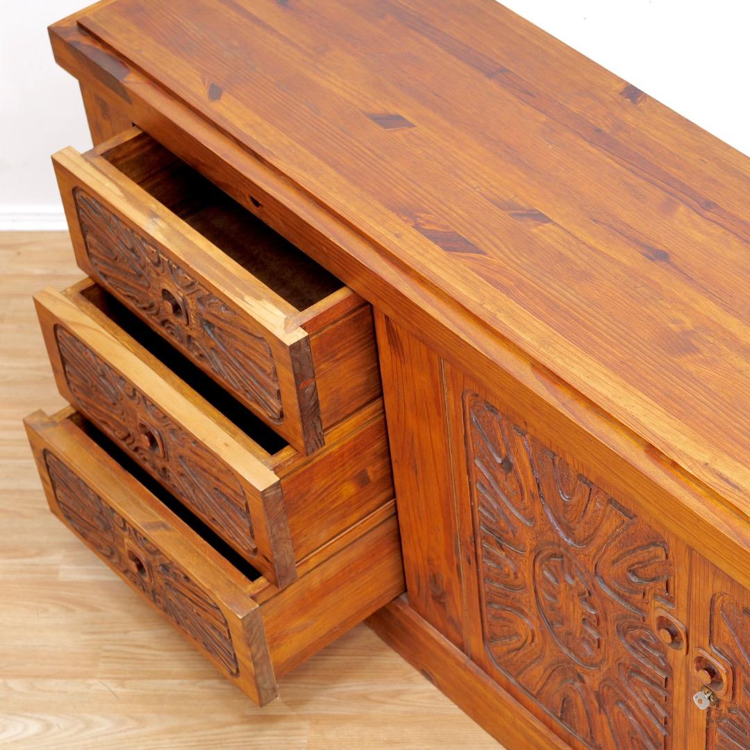 Crédence africaine brutaliste des années 1970 sculptée à la main par Aquarius Enterprises en vente 9