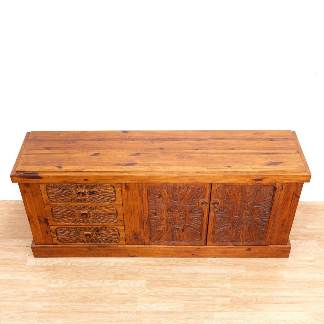 Crédence africaine brutaliste des années 1970 sculptée à la main par Aquarius Enterprises en vente 10